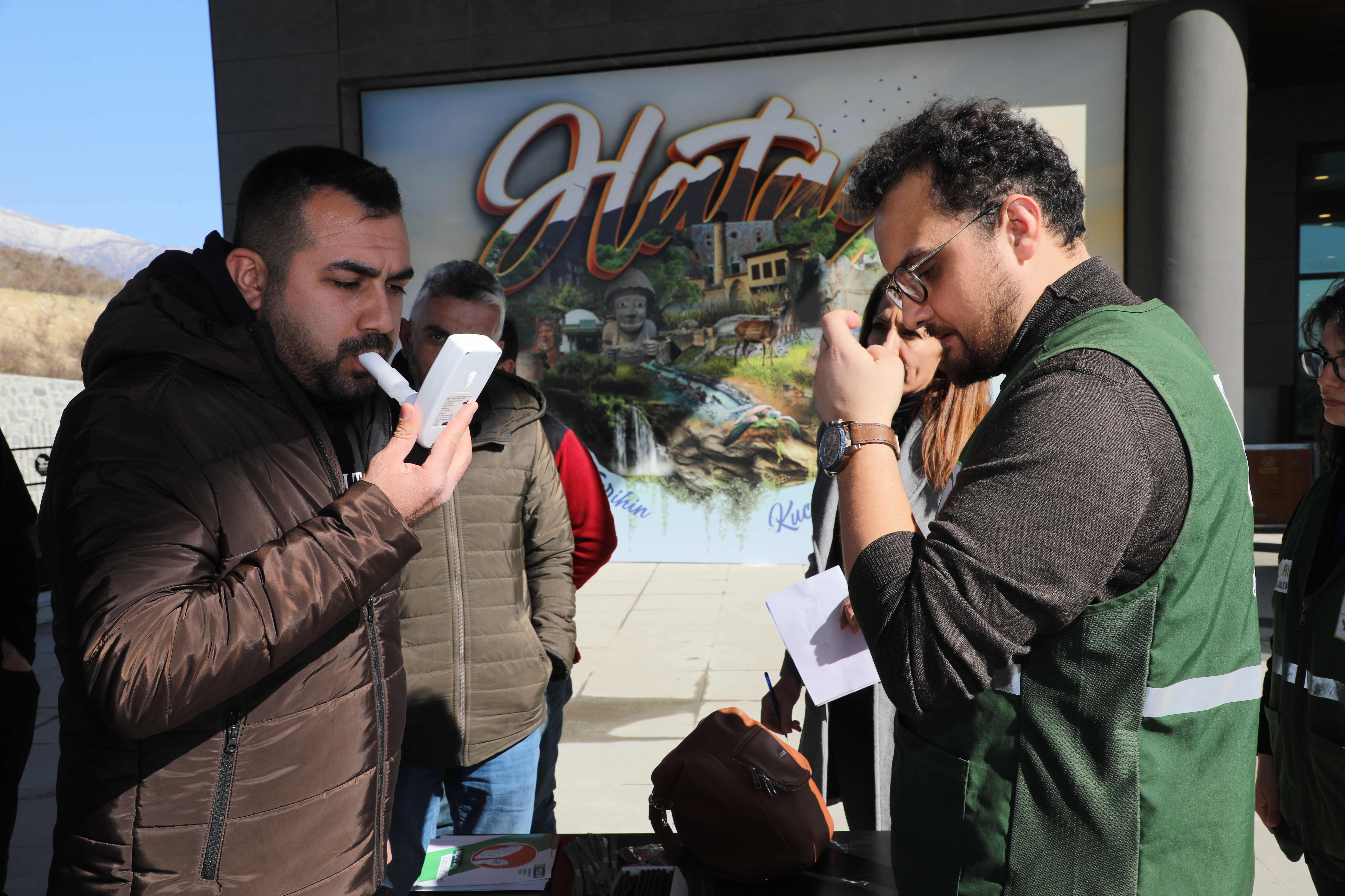 Hatay Büyükşehir Belediyesi, sigarayı bırakmak isteyen personellere özel ödüllü bir etkinlik başlattı. Katılımcılar psikolojik destek ve ödüllerle sigarasız bir yaşama adım atacak!