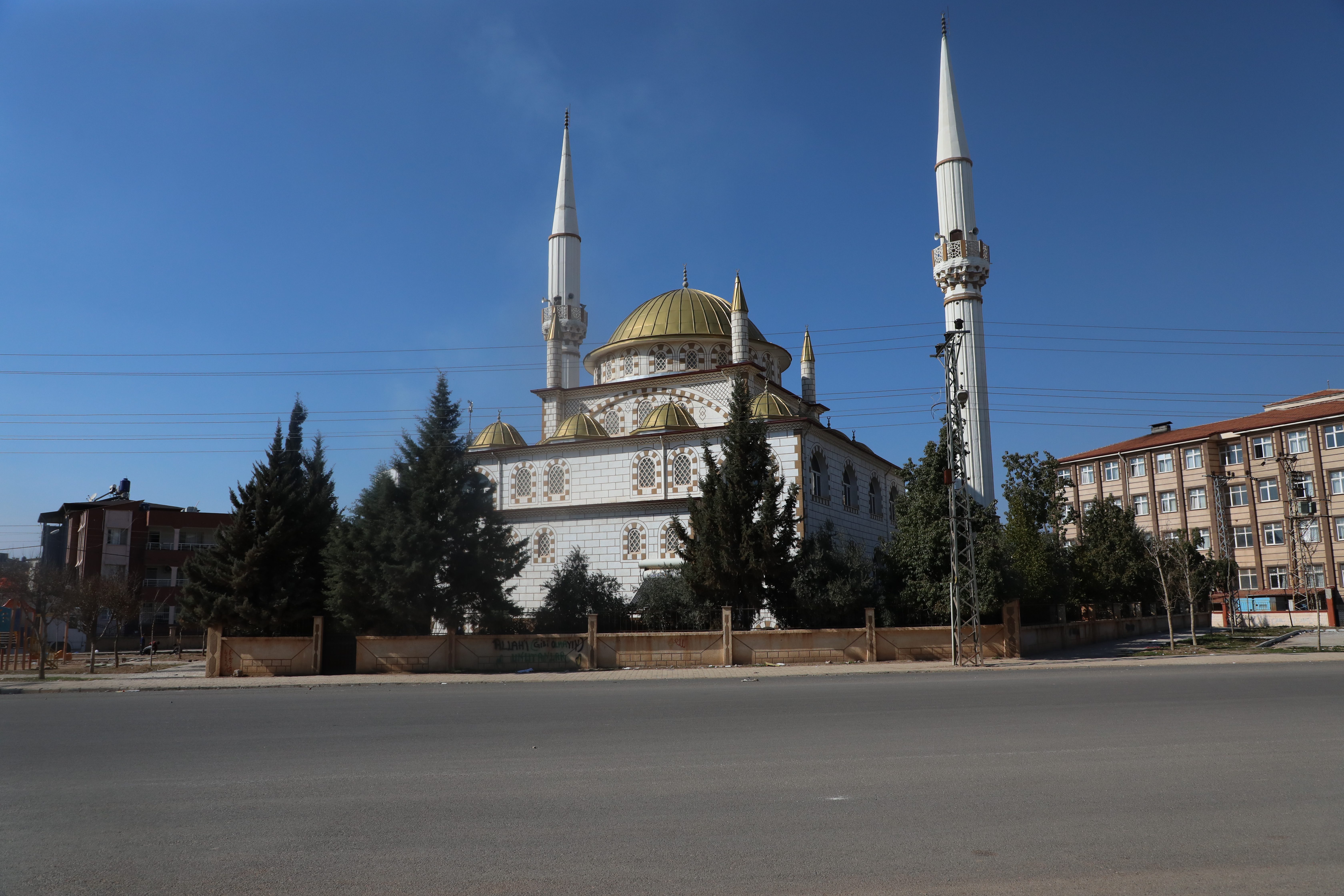 Hatay Büyükşehir Belediyesi, Reyhanlı’da 10 bin 115 metrelik yolu asfaltlayarak ulaşımı rahatlattı. Muhtarlar ve vatandaşlar çalışmalardan memnun!