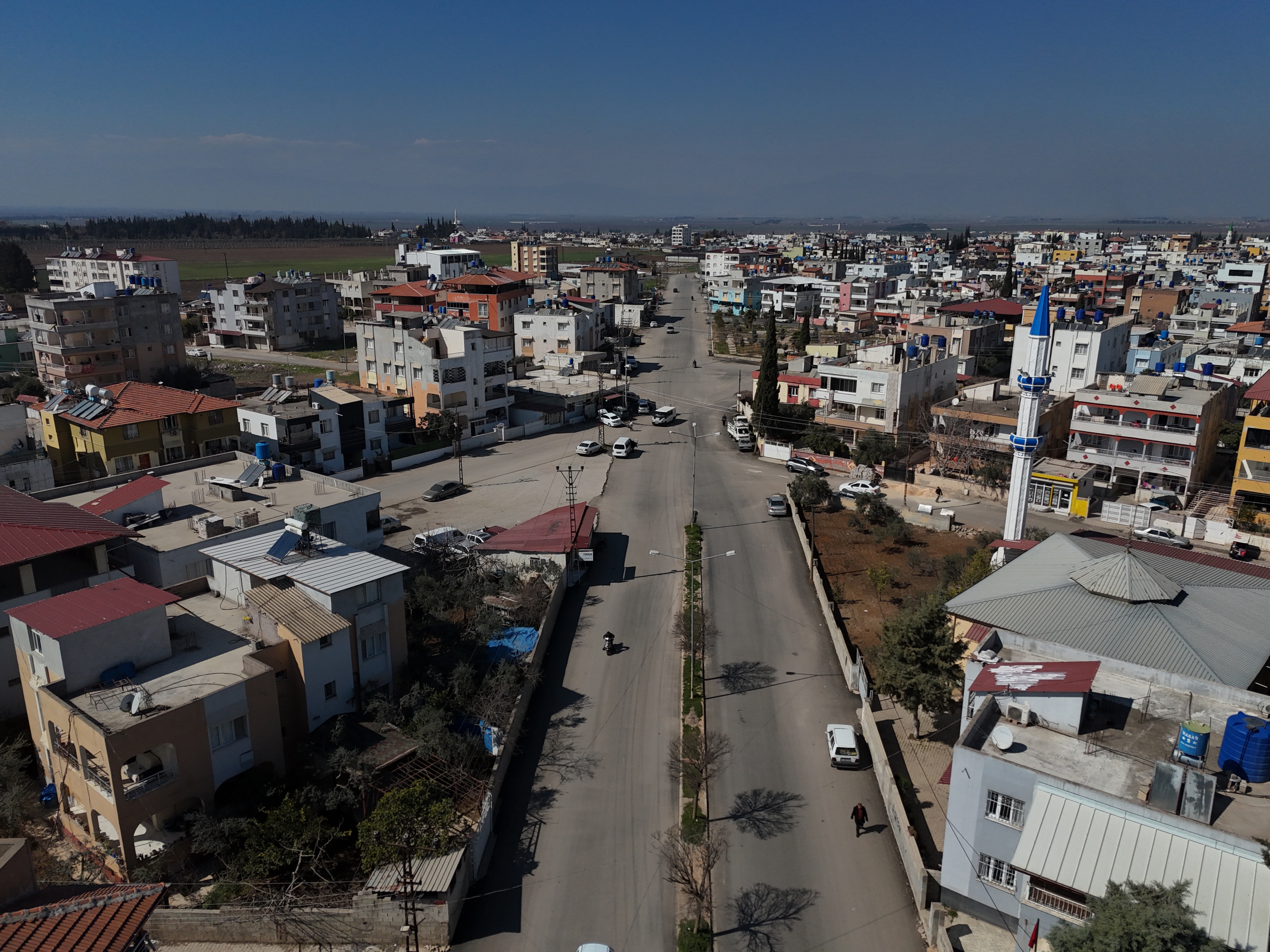 Hatay Büyükşehir Belediyesi, Reyhanlı’da 10 bin 115 metrelik yolu asfaltlayarak ulaşımı rahatlattı. Muhtarlar ve vatandaşlar çalışmalardan memnun!