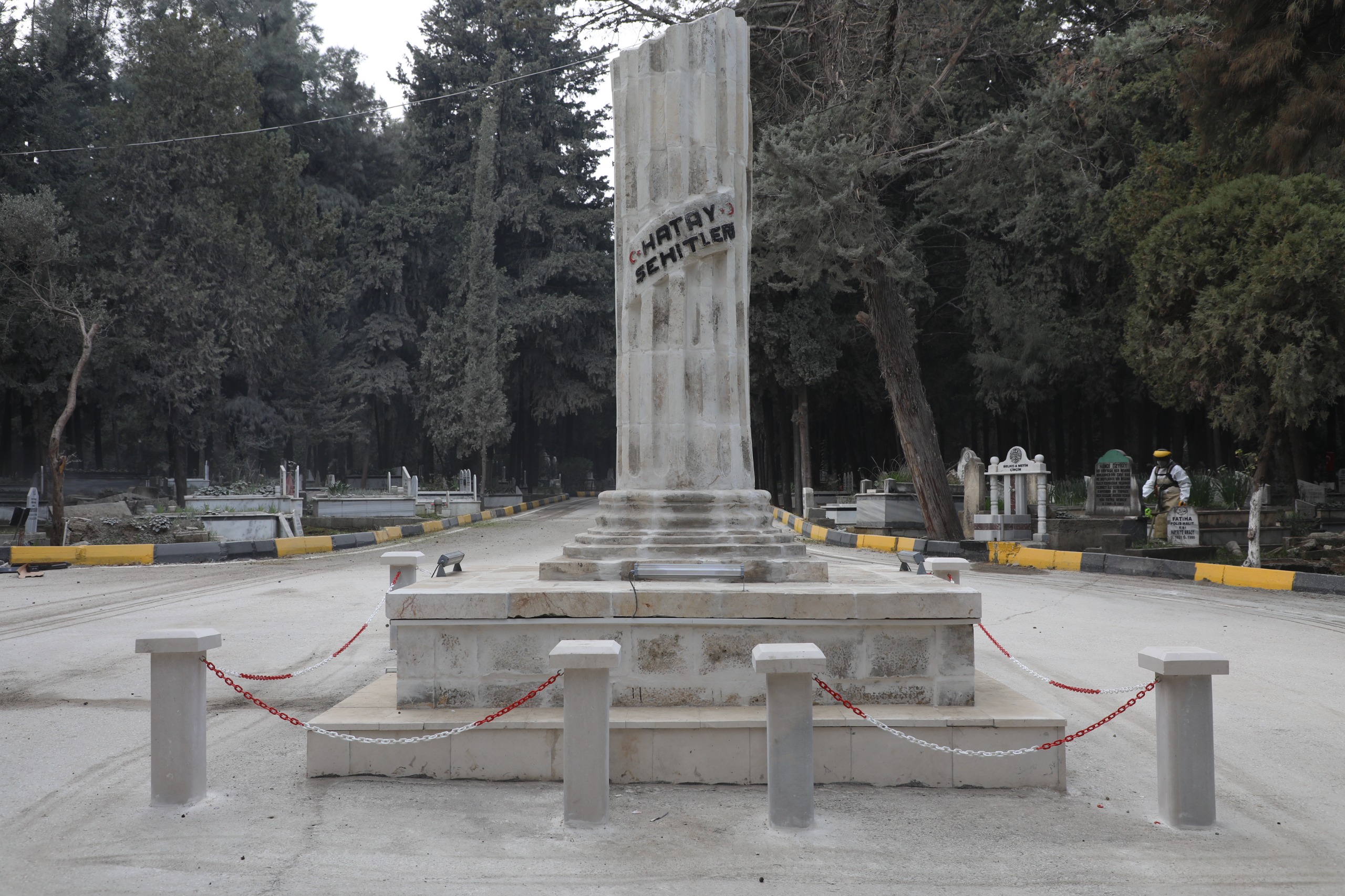 Hatay Büyükşehir Belediyesi, 6 Şubat depreminin 2. yılı öncesinde mezarlık ve şehitliklerde kapsamlı bakım yaptı. Deprem şehitliği bayraklarla donatıldı, anıt yeniden inşa edildi!