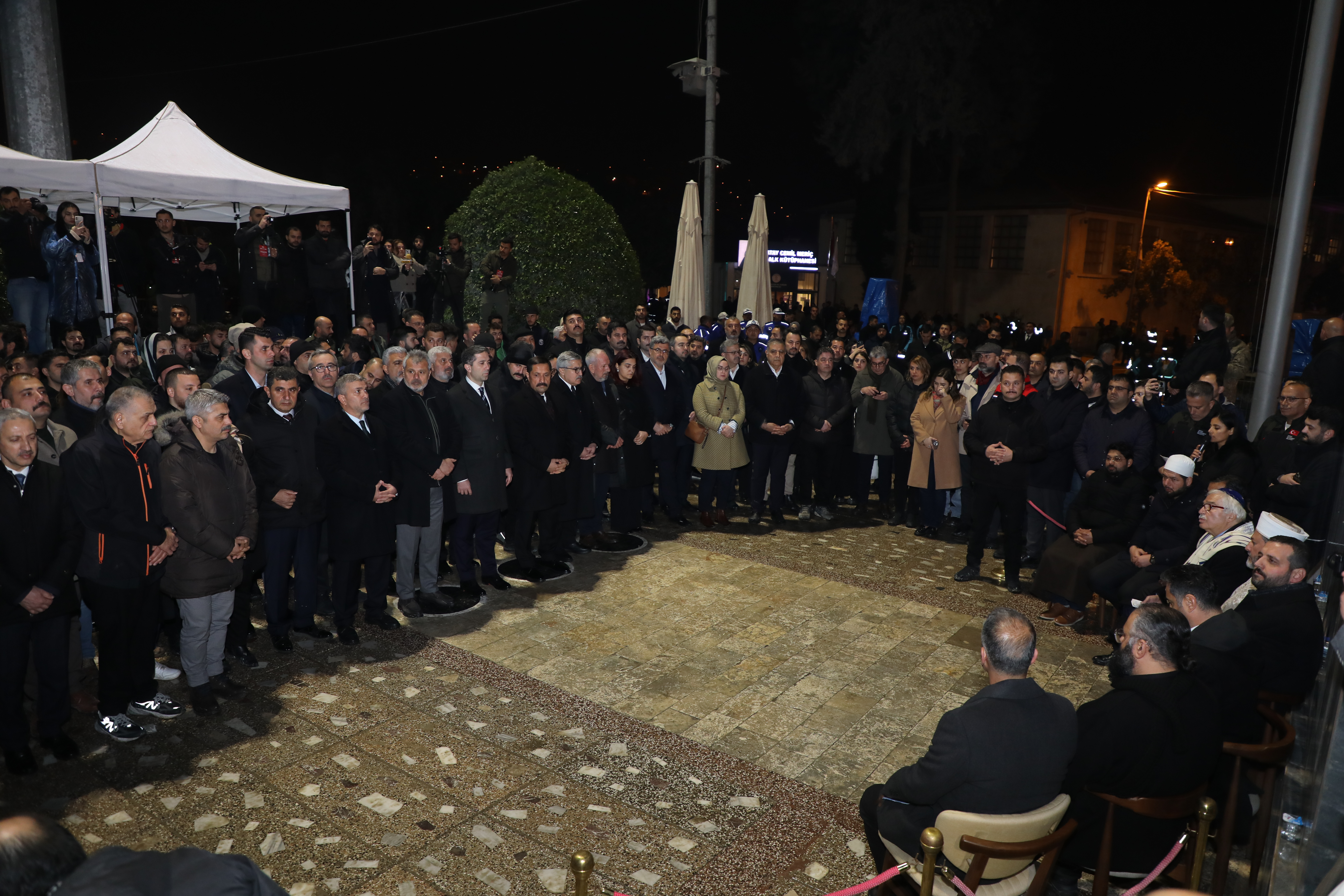 6 Şubat depreminin 2. yıldönümünde Hatay’da binlerce kişi hayatını kaybedenleri andı. 65 saniyelik saygı duruşu ve dualarla geçen törende duygusal anlar yaşandı.