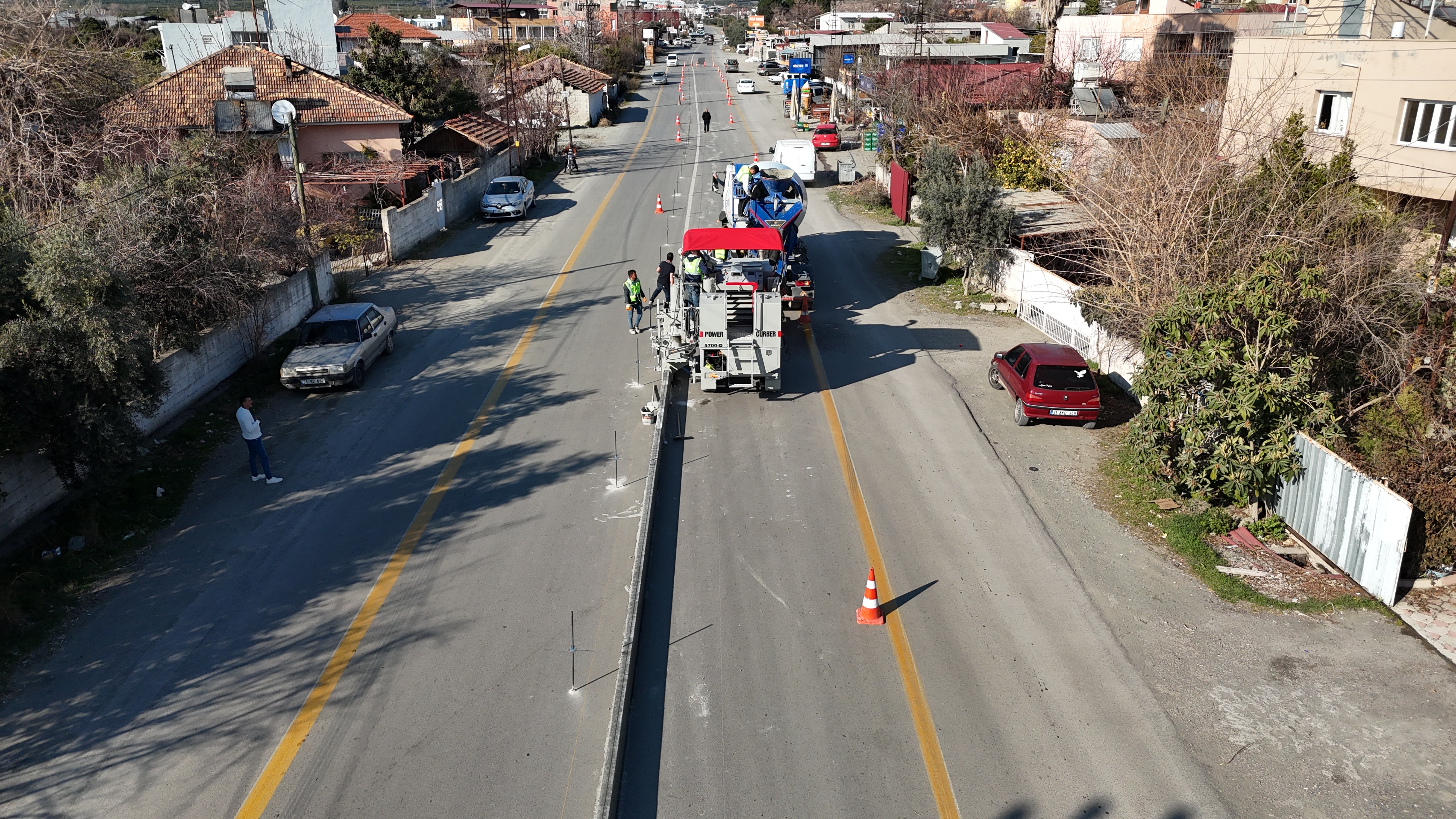 Hatay Büyükşehir Belediyesi, “Hatay Ayağa Kalkıyor” diyerek yol yapımına hız katacak beton finişer makinesini hizmete aldı. Peki, bu teknoloji Hatay’a ne kazandıracak?