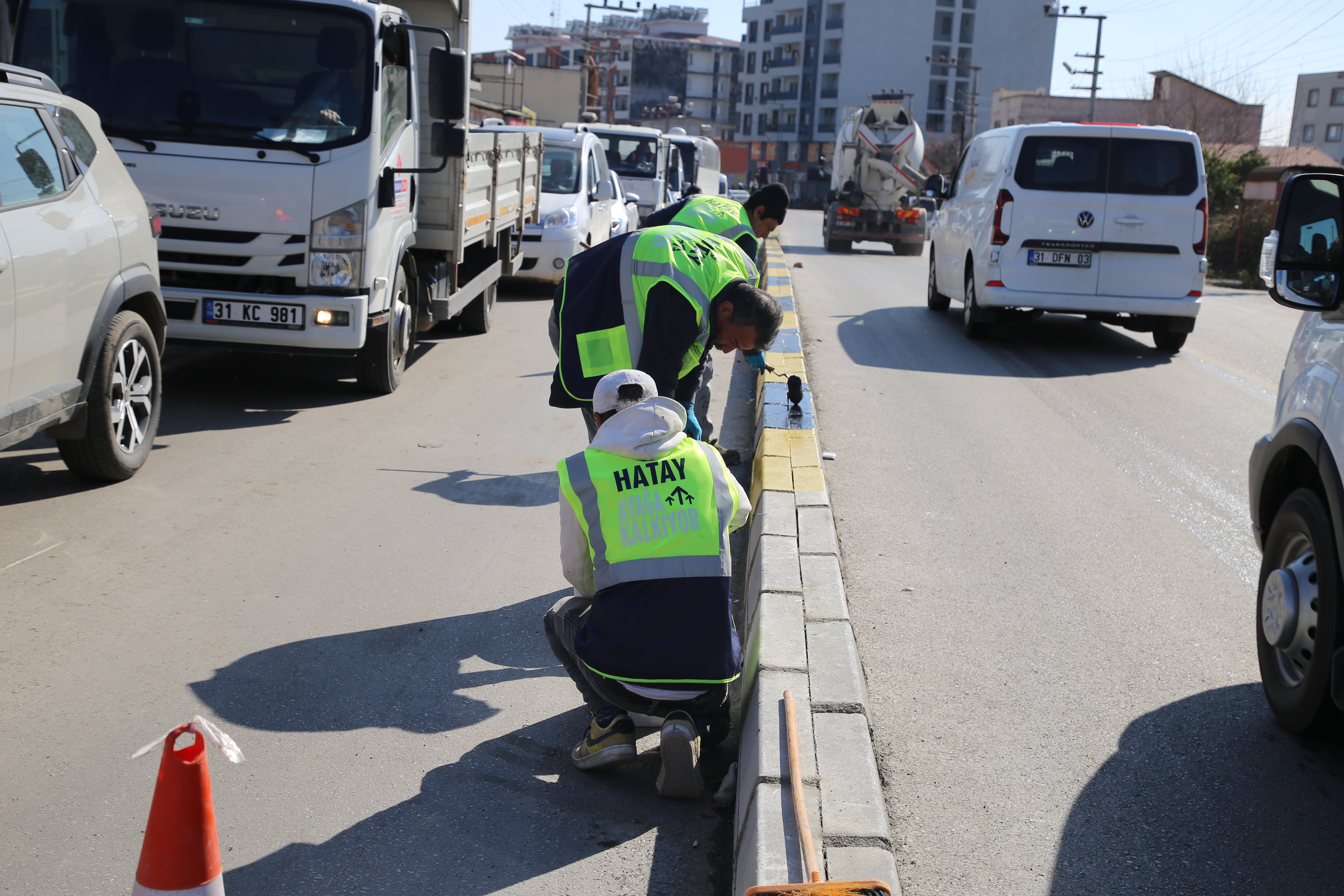 Hatay Büyükşehir Belediyesi, “Hatay Ayağa Kalkıyor” diyerek yol yapımına hız katacak beton finişer makinesini hizmete aldı. Peki, bu teknoloji Hatay’a ne kazandıracak?