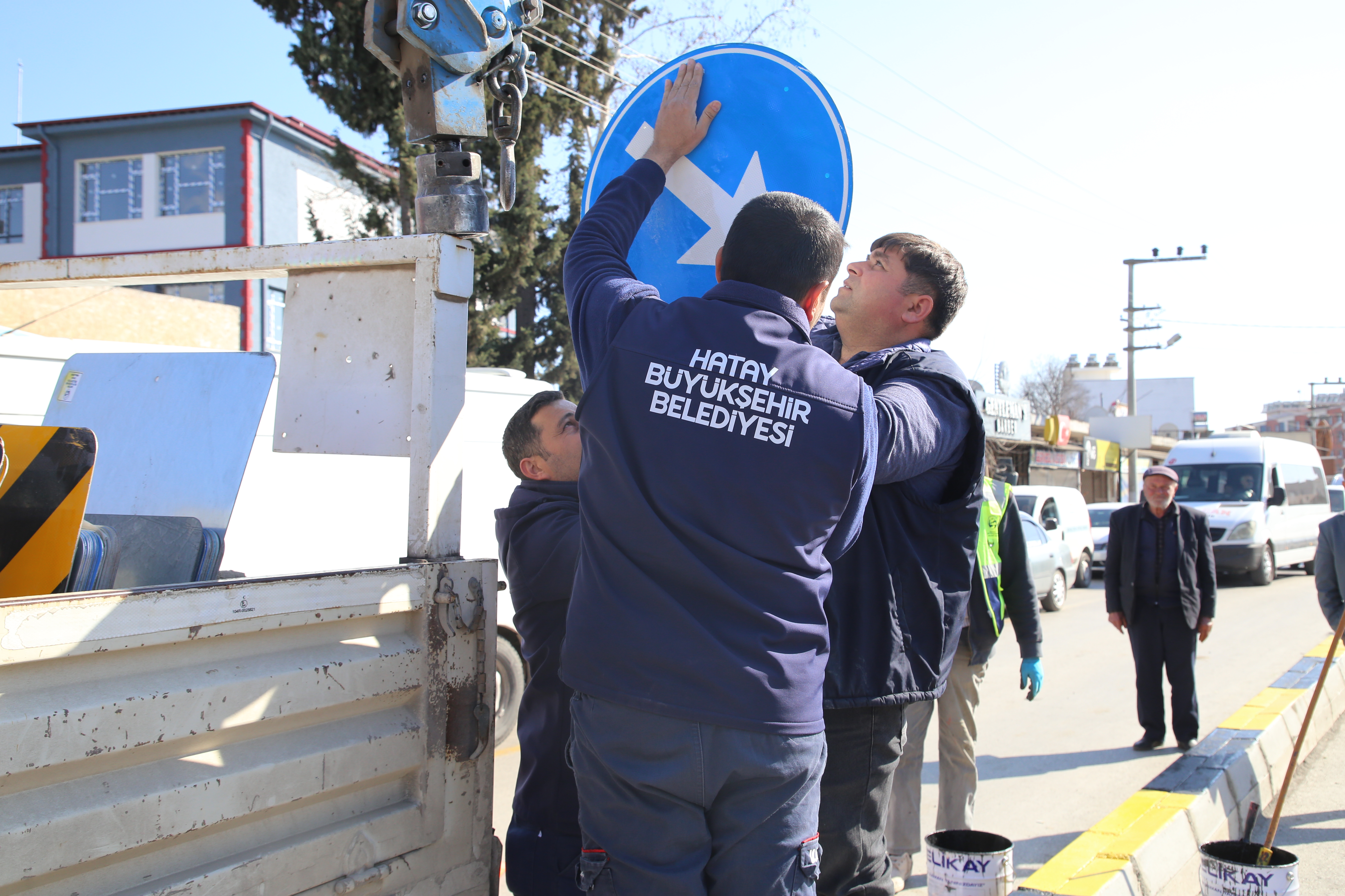 Hatay Büyükşehir Belediyesi, “Hatay Ayağa Kalkıyor” diyerek yol yapımına hız katacak beton finişer makinesini hizmete aldı. Peki, bu teknoloji Hatay’a ne kazandıracak?