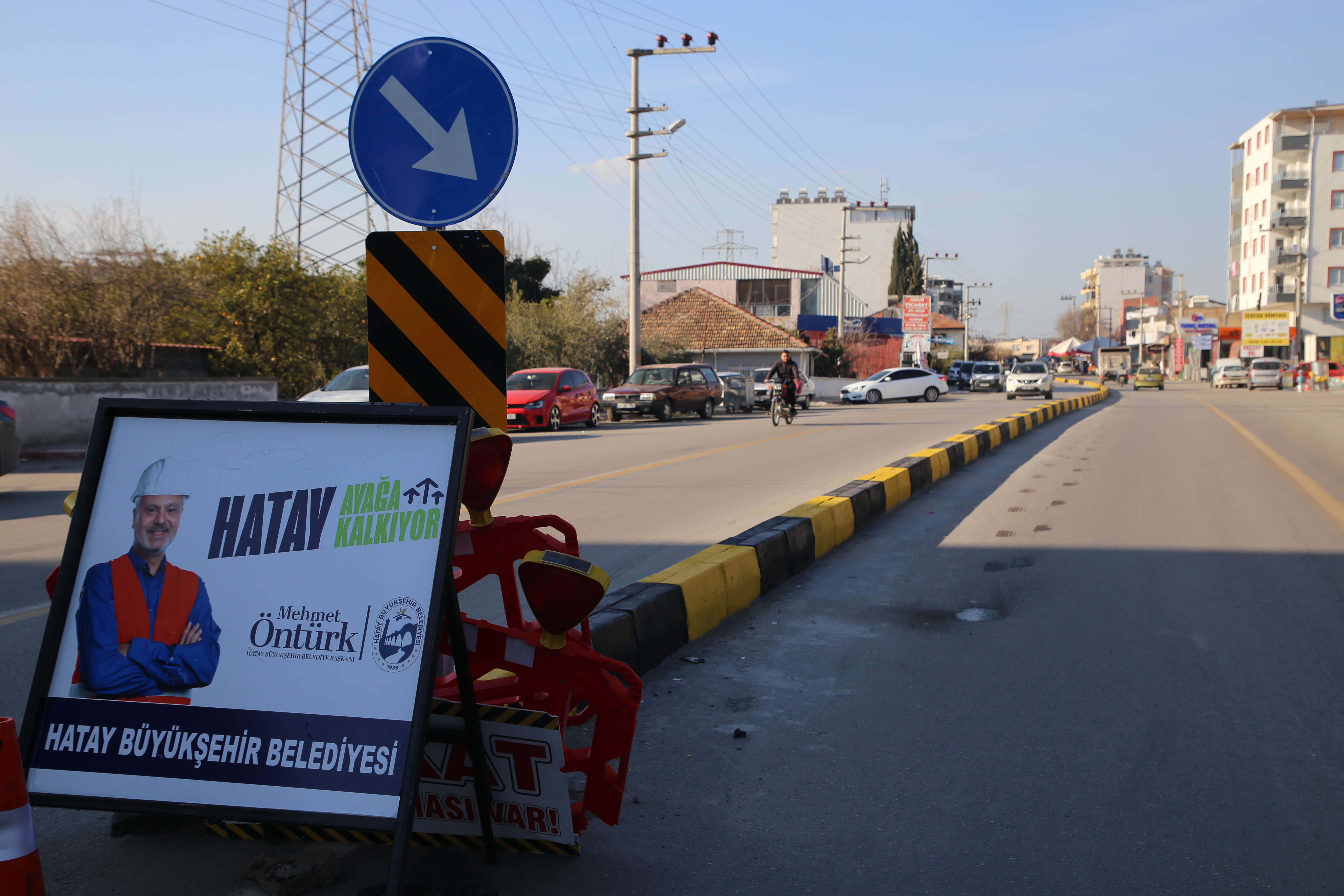 Hatay Büyükşehir Belediyesi, “Hatay Ayağa Kalkıyor” diyerek yol yapımına hız katacak beton finişer makinesini hizmete aldı. Peki, bu teknoloji Hatay’a ne kazandıracak?