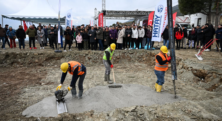 Hatay Medeniyetler Korosu'nun inşa edeceği Medeniyetler Köyü'nün temeli atıldı! 50 konut ve ortak ibadethane içeren proje, birlik ve beraberliği dünyaya gösterecek.