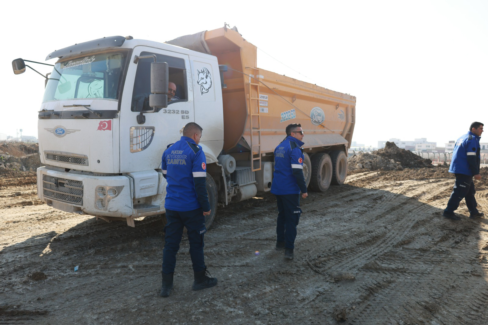 Hatay Büyükşehir Belediyesi, hafriyat dökümüne yönelik sıkı denetimlerle çevre kirliliğini önlüyor. İzinsiz döküm yapanlara ceza yağacak! İhbar hattı: ALO 153