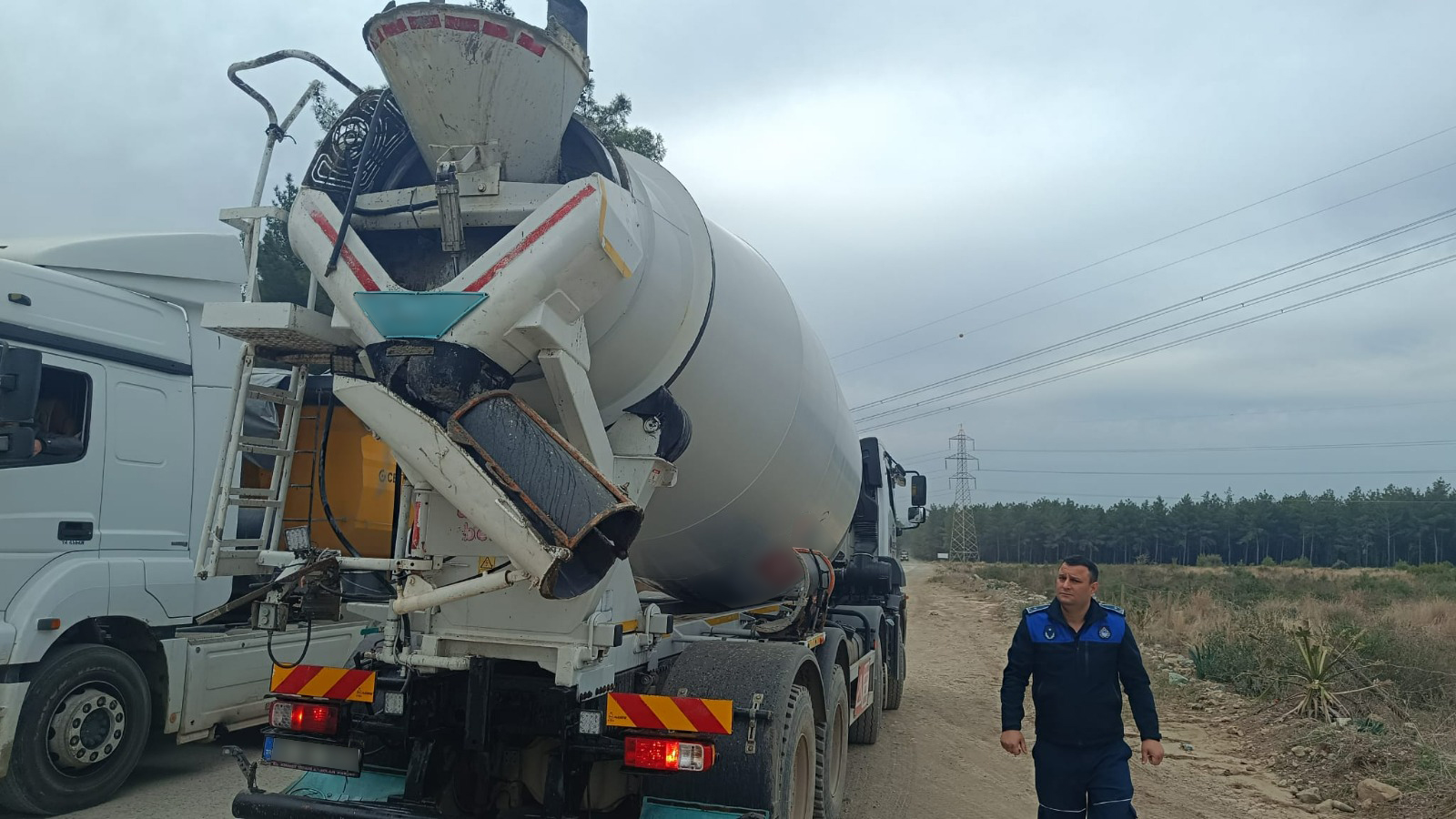 Hatay Büyükşehir Belediyesi, hafriyat dökümüne yönelik sıkı denetimlerle çevre kirliliğini önlüyor. İzinsiz döküm yapanlara ceza yağacak! İhbar hattı: ALO 153