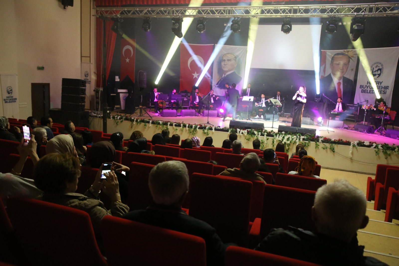 Hatay Büyükşehir Belediyesi, Ferdi Tayfur'u Dörtyol'da düzenlenen konserle andı. Umut Akyürek ve Oktay Ertuğrul’un sahne aldığı geceye vatandaşlar büyük ilgi gösterdi.