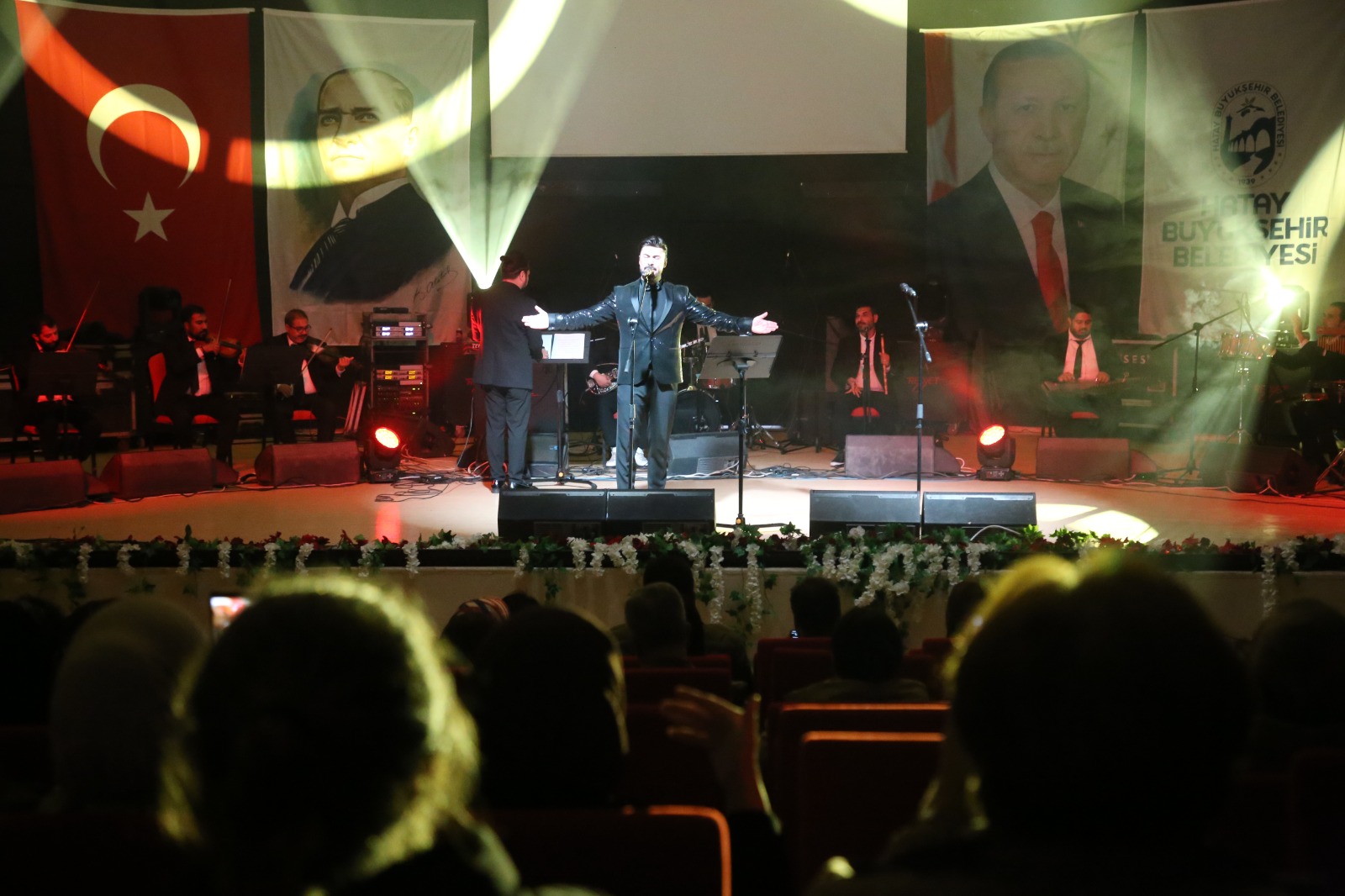 Hatay Büyükşehir Belediyesi, Ferdi Tayfur'u Dörtyol'da düzenlenen konserle andı. Umut Akyürek ve Oktay Ertuğrul’un sahne aldığı geceye vatandaşlar büyük ilgi gösterdi.