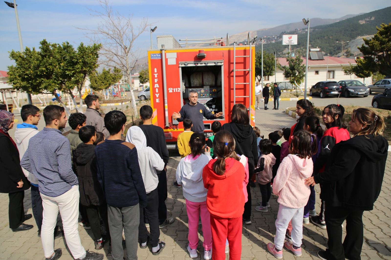 Hatay Büyükşehir Belediyesi, Sevgievlerinde kalan çocuklara yangın anında doğru müdahale için eğitim verdi. Peki, minikler tatbikatta nasıl performans gösterdi?