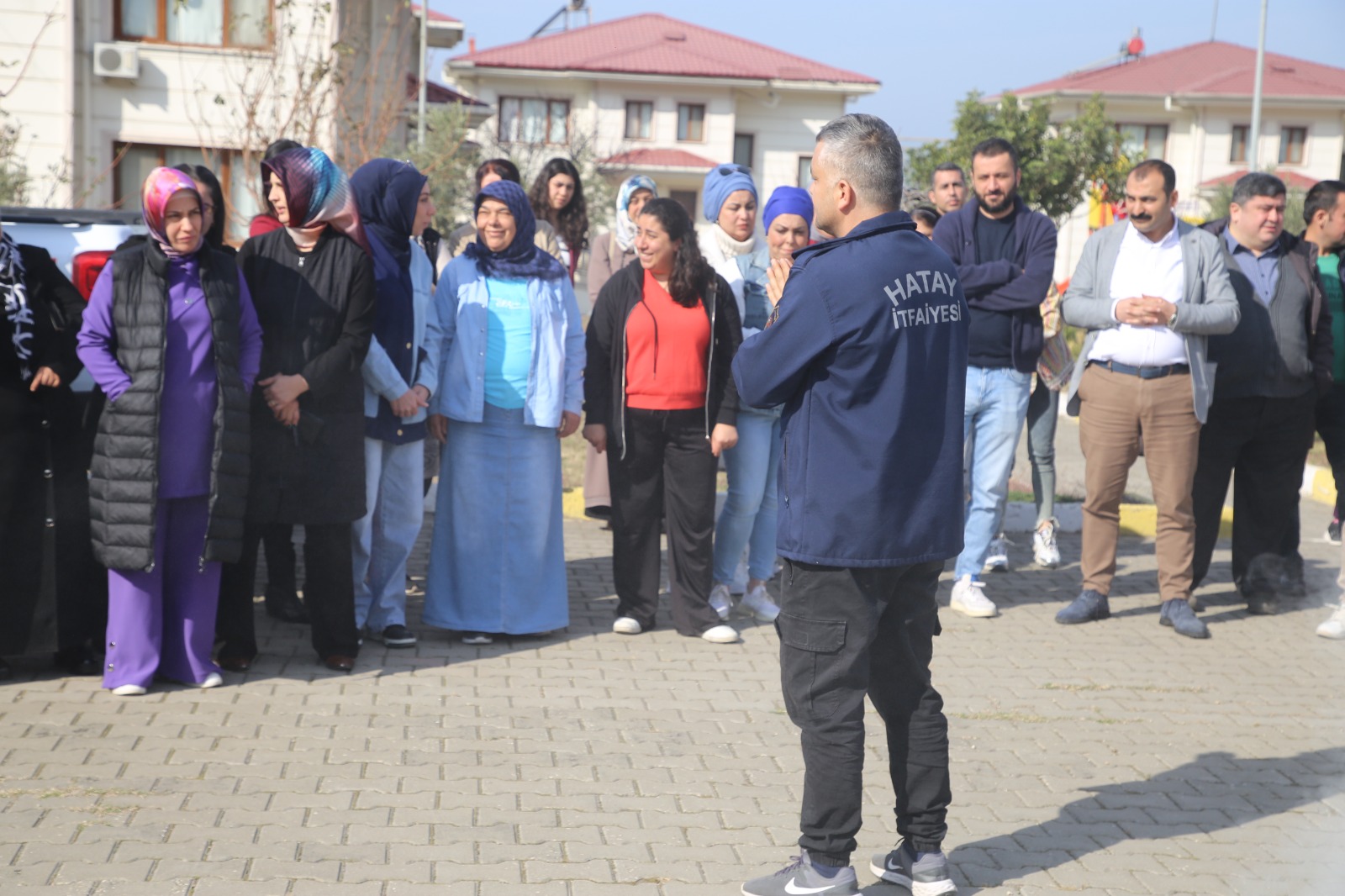 Hatay Büyükşehir Belediyesi, Sevgievlerinde kalan çocuklara yangın anında doğru müdahale için eğitim verdi. Peki, minikler tatbikatta nasıl performans gösterdi?