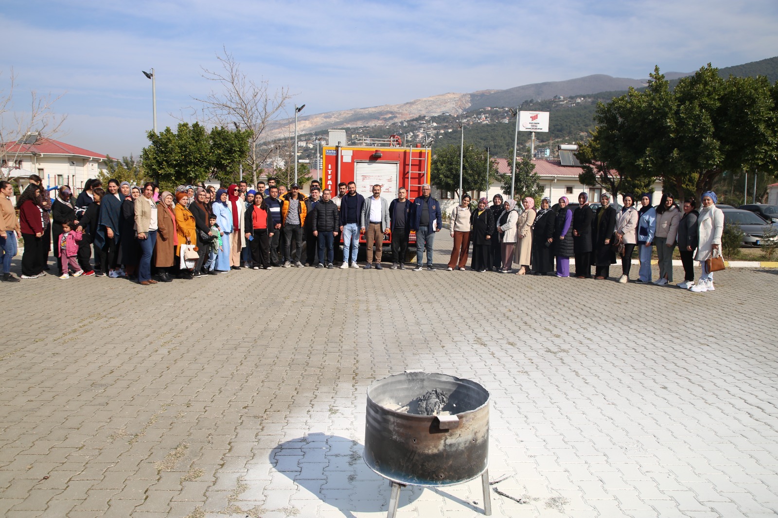 Hatay Büyükşehir Belediyesi, Sevgievlerinde kalan çocuklara yangın anında doğru müdahale için eğitim verdi. Peki, minikler tatbikatta nasıl performans gösterdi?