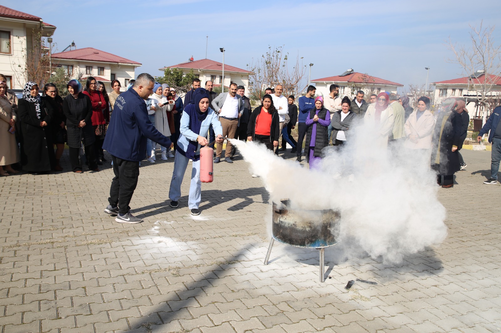 Hatay Büyükşehir Belediyesi, Sevgievlerinde kalan çocuklara yangın anında doğru müdahale için eğitim verdi. Peki, minikler tatbikatta nasıl performans gösterdi?