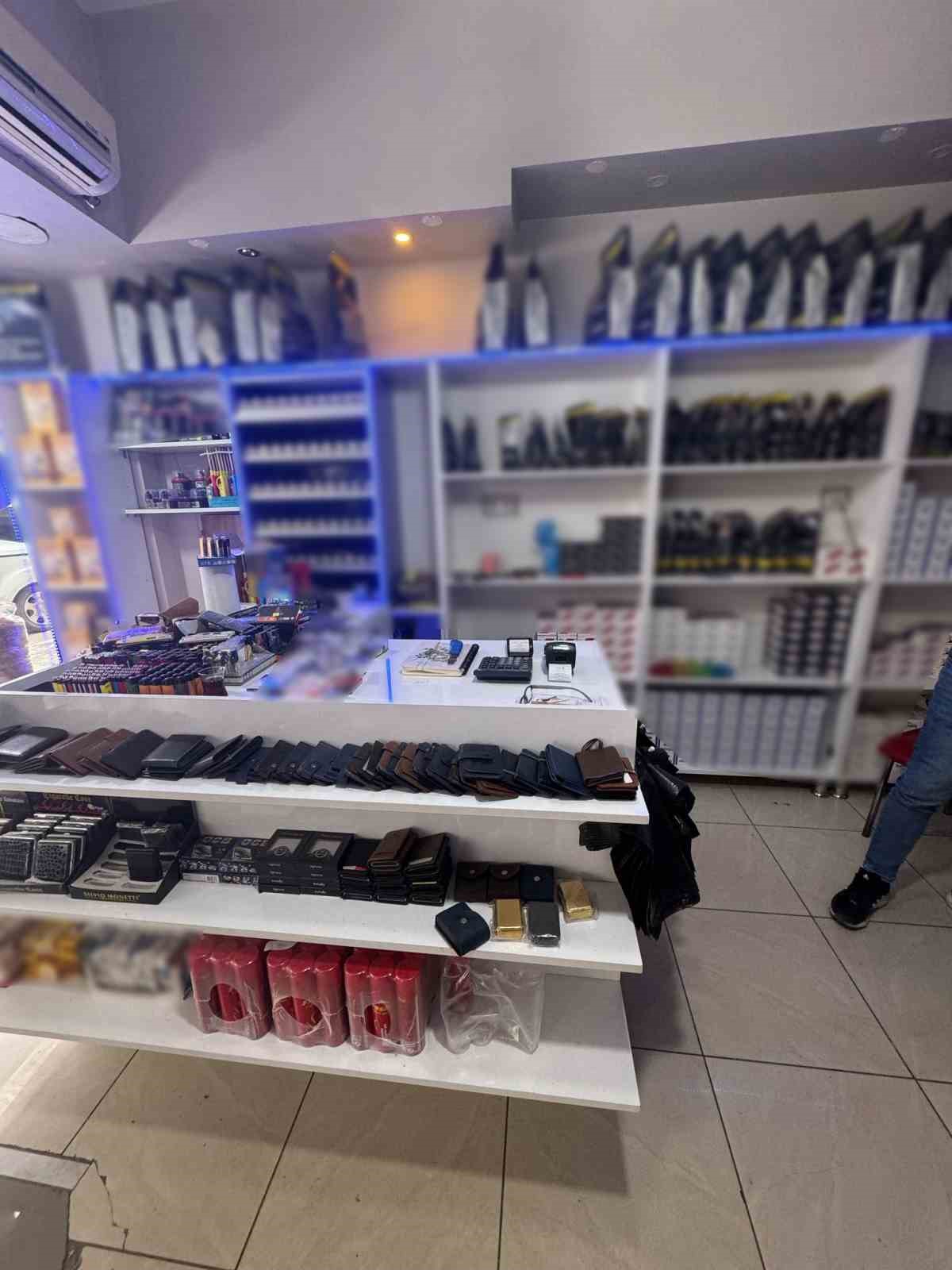 Hatay'da okul çevrelerinde yapılan denetimlerde binlerce kaçak sigara ve tütün ele geçirildi. Öğrencilere sigara satan iş yerlerine ağır cezalar kesildi!