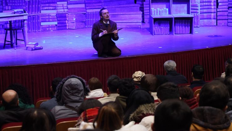 Hatay Büyükşehir Belediyesi'nin düzenlediği "Hatay Sanatla Ayağa Kalkıyor" etkinlikleri kapsamında sahnelenen Çehov Kabare, deprem sonrası yorgun düşen Hataylılara nefes oldu.