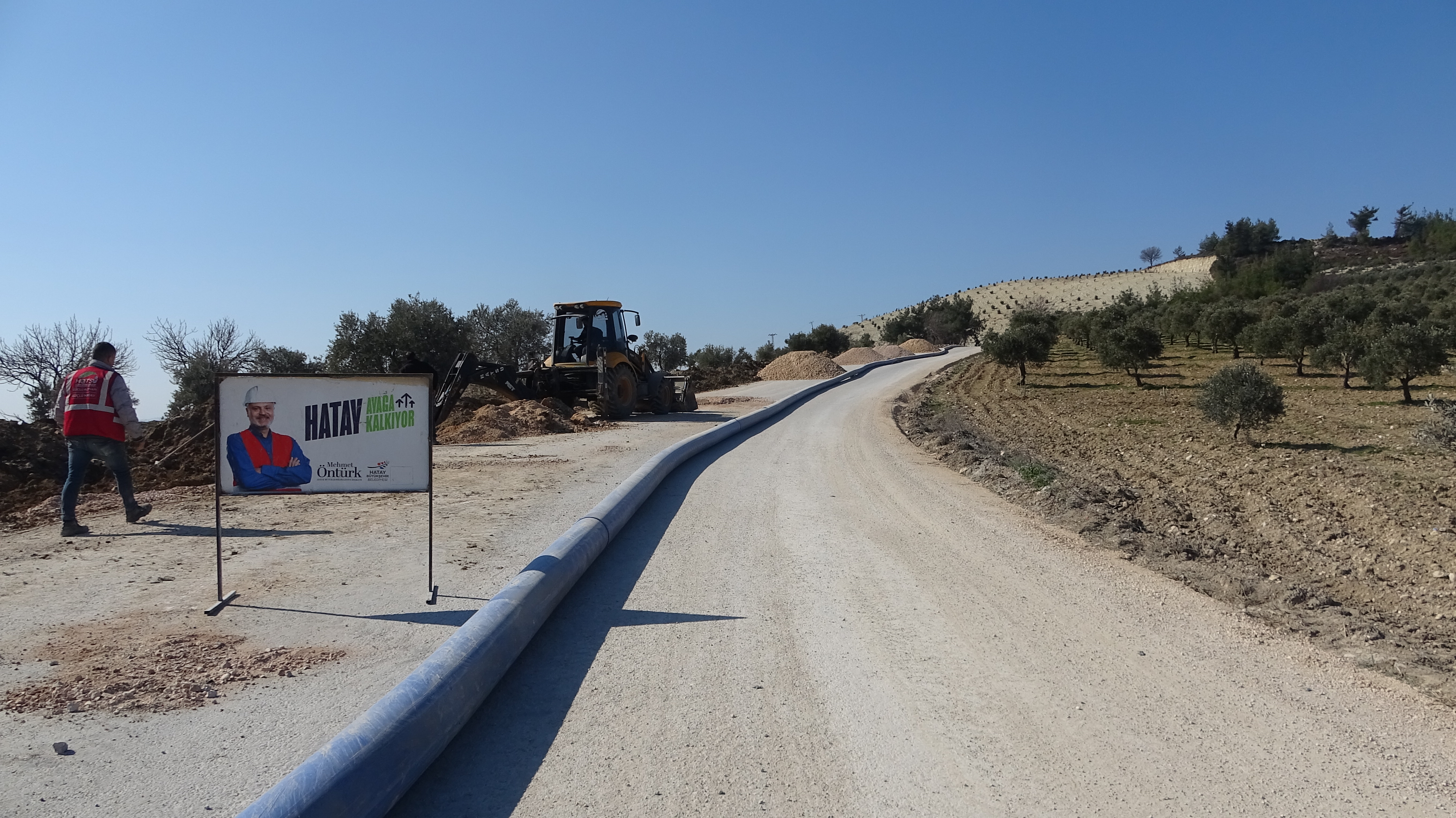 Hatay'da içme suyu kesintilerine neden olan eski şebekeler HATSU tarafından yenileniyor. 14 mahalleyi kapsayan dev proje, vatandaşlara temiz ve sağlıklı içme suyu sağlıyor.