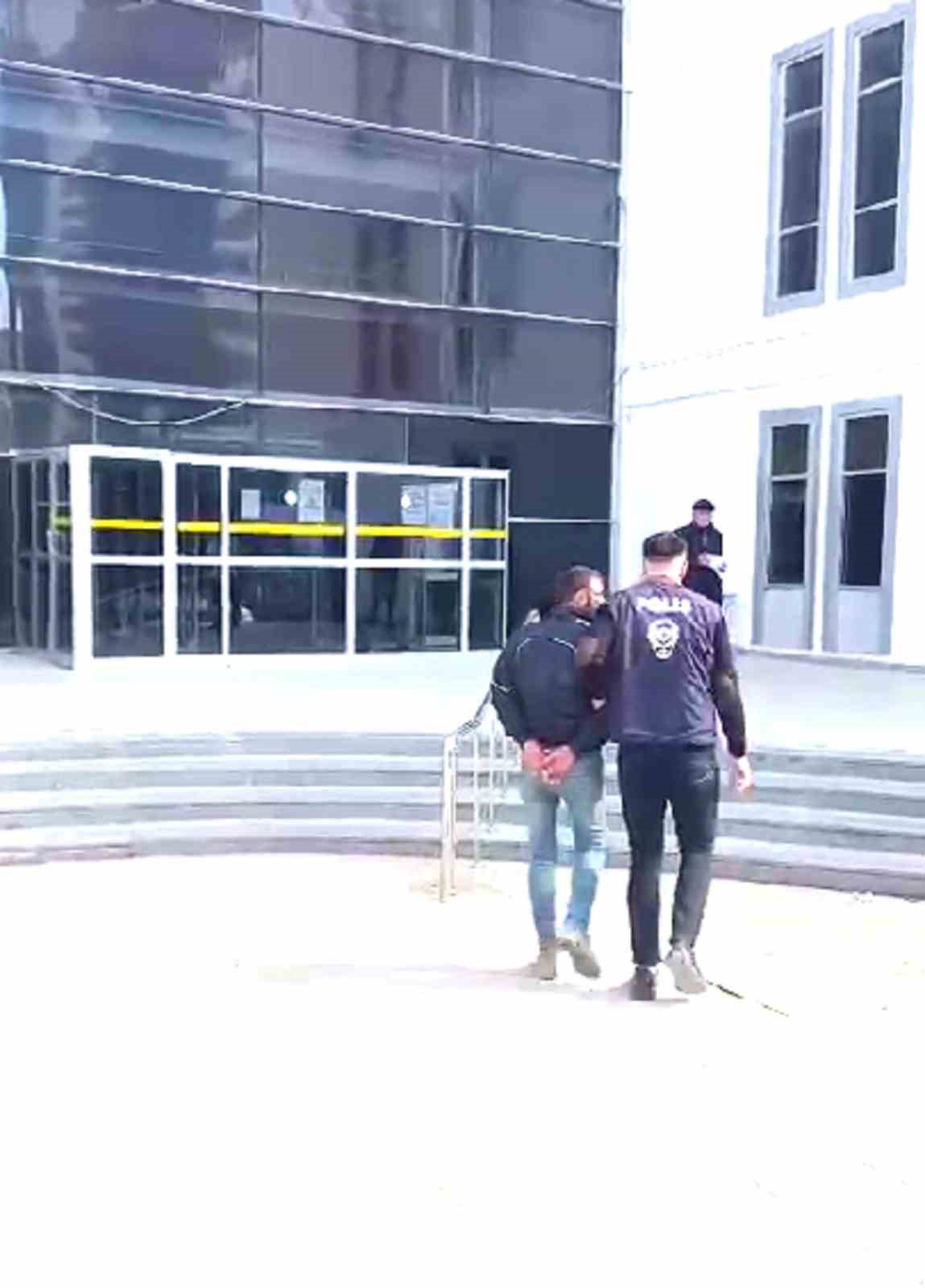 Hatay'da emniyet güçlerinin düzenlediği eş zamanlı operasyonlarda firari hükümlüler ve suç şüphelileri yakalandı. Detaylar ortaya çıktıkça şaşkına çevirdi!