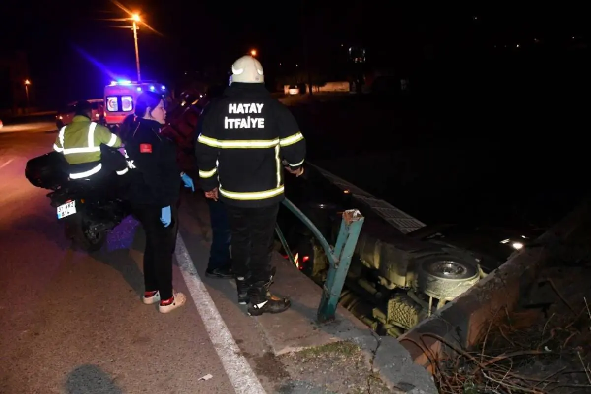 Payas'ta meydana gelen trafik kazasında, demir yüklü bir tır kontrolden çıkarak dereye uçtu. Sürücünün kaybolmasıyla birlikte bölgede geniş çaplı arama çalışmaları başlatıldı.