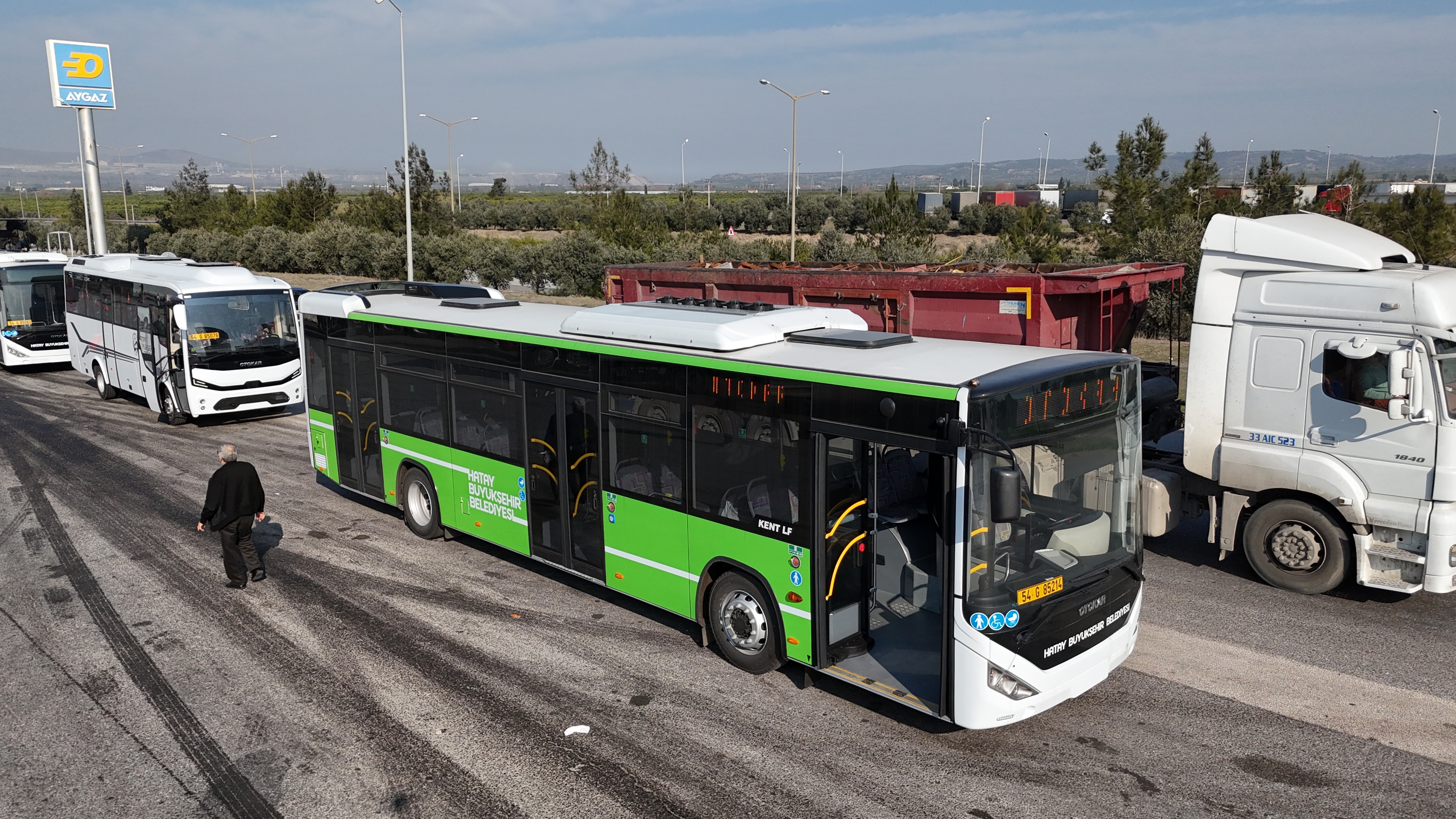 Hatay Büyükşehir Belediyesi, 30 yeni otobüs ve 5 yeni güzergâhla toplu ulaşımı modernleştiriyor! Engelli erişimi, kamera ve takip sistemleriyle konforlu seyahat artık çok daha kolay. 
