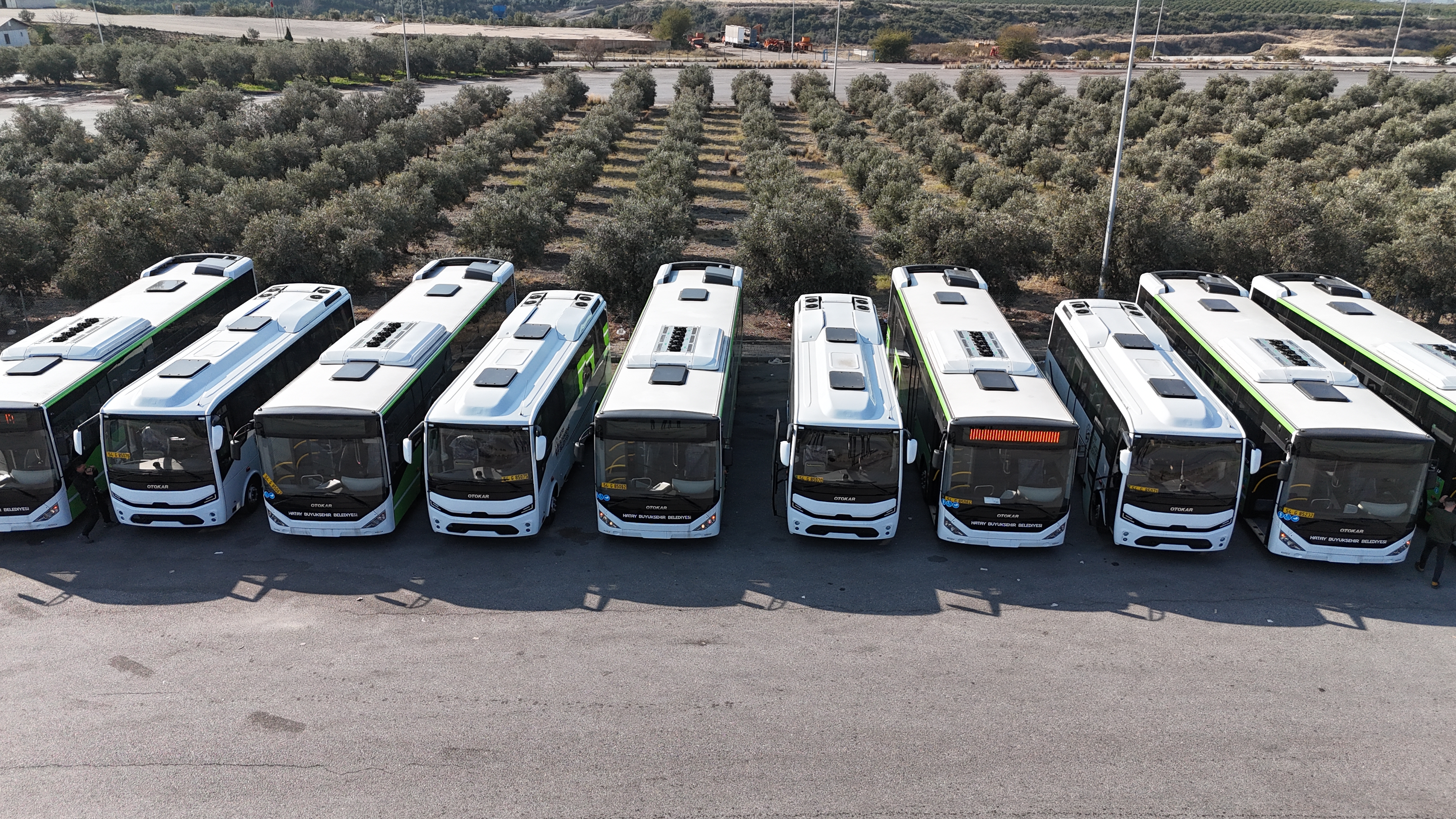 Hatay Büyükşehir Belediyesi, 30 yeni otobüs ve 5 yeni güzergâhla toplu ulaşımı modernleştiriyor! Engelli erişimi, kamera ve takip sistemleriyle konforlu seyahat artık çok daha kolay. 