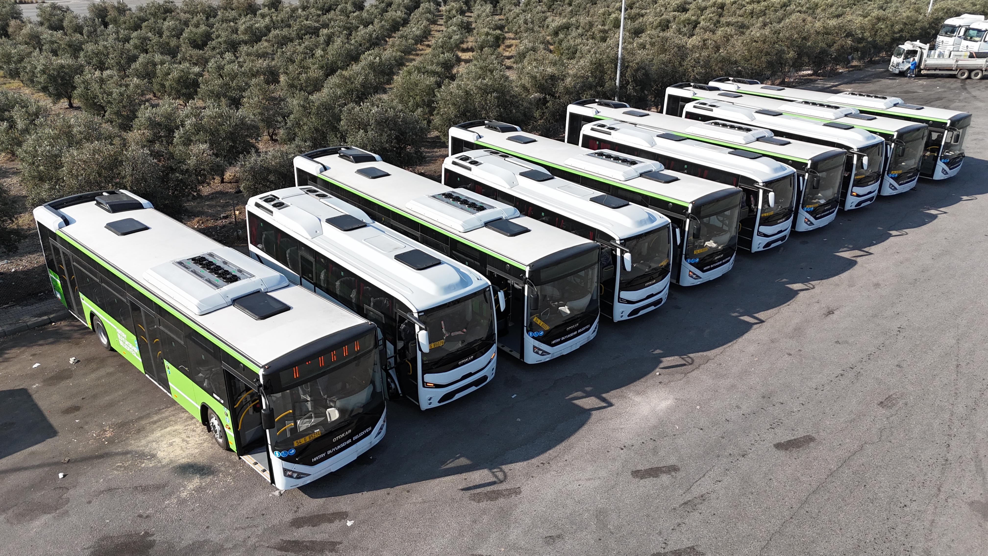 Hatay Büyükşehir Belediyesi, 30 yeni otobüs ve 5 yeni güzergâhla toplu ulaşımı modernleştiriyor! Engelli erişimi, kamera ve takip sistemleriyle konforlu seyahat artık çok daha kolay. 