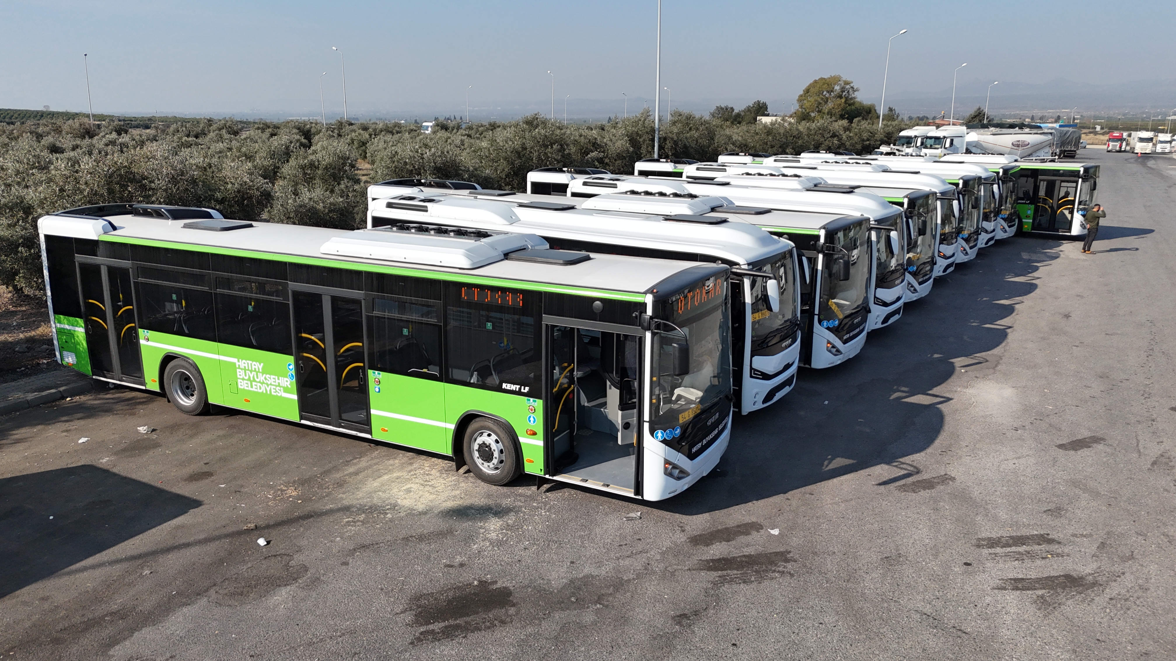 Hatay Büyükşehir Belediyesi, 30 yeni otobüs ve 5 yeni güzergâhla toplu ulaşımı modernleştiriyor! Engelli erişimi, kamera ve takip sistemleriyle konforlu seyahat artık çok daha kolay. 
