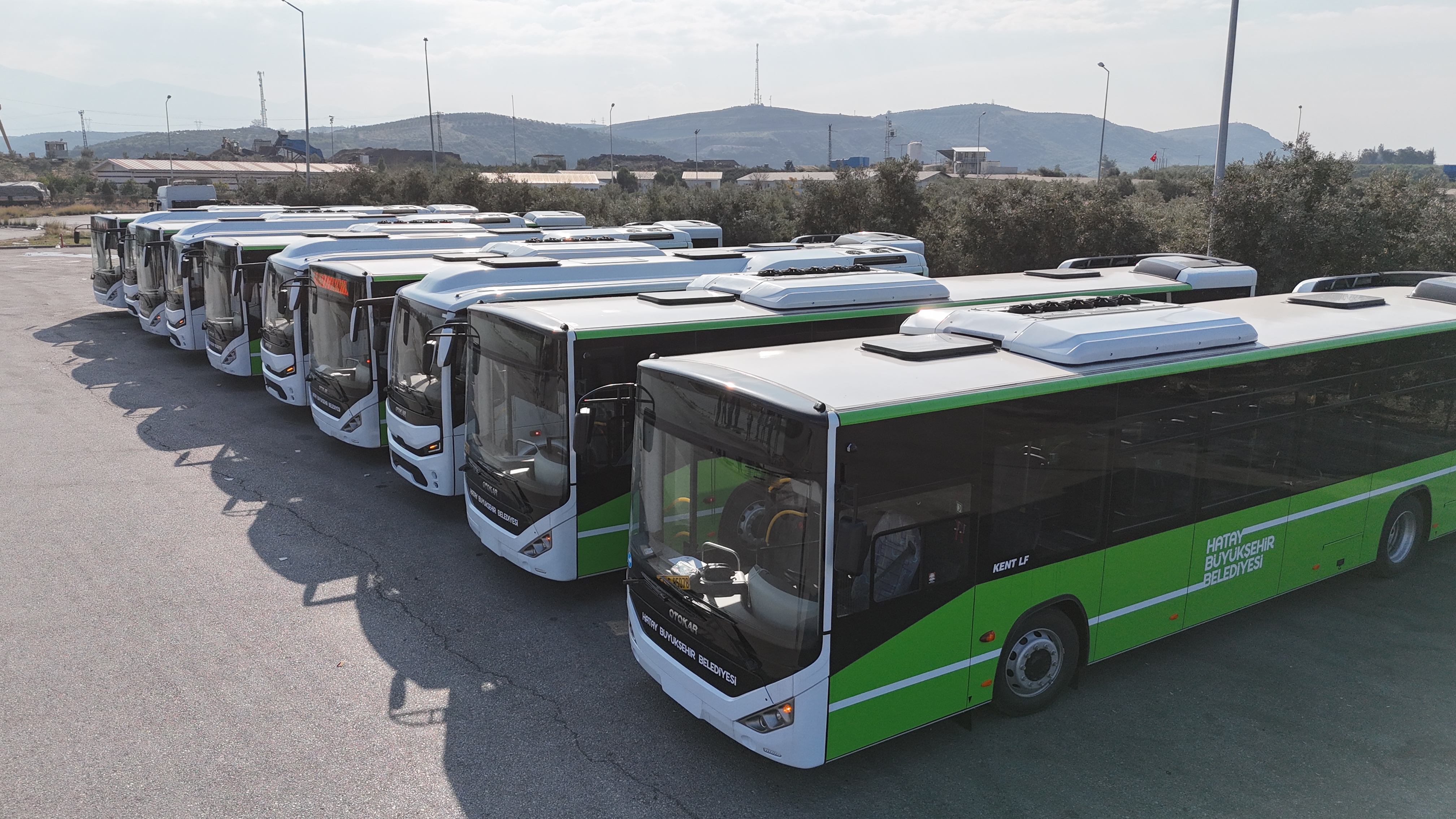 Hatay Büyükşehir Belediyesi, 30 yeni otobüs ve 5 yeni güzergâhla toplu ulaşımı modernleştiriyor! Engelli erişimi, kamera ve takip sistemleriyle konforlu seyahat artık çok daha kolay. 