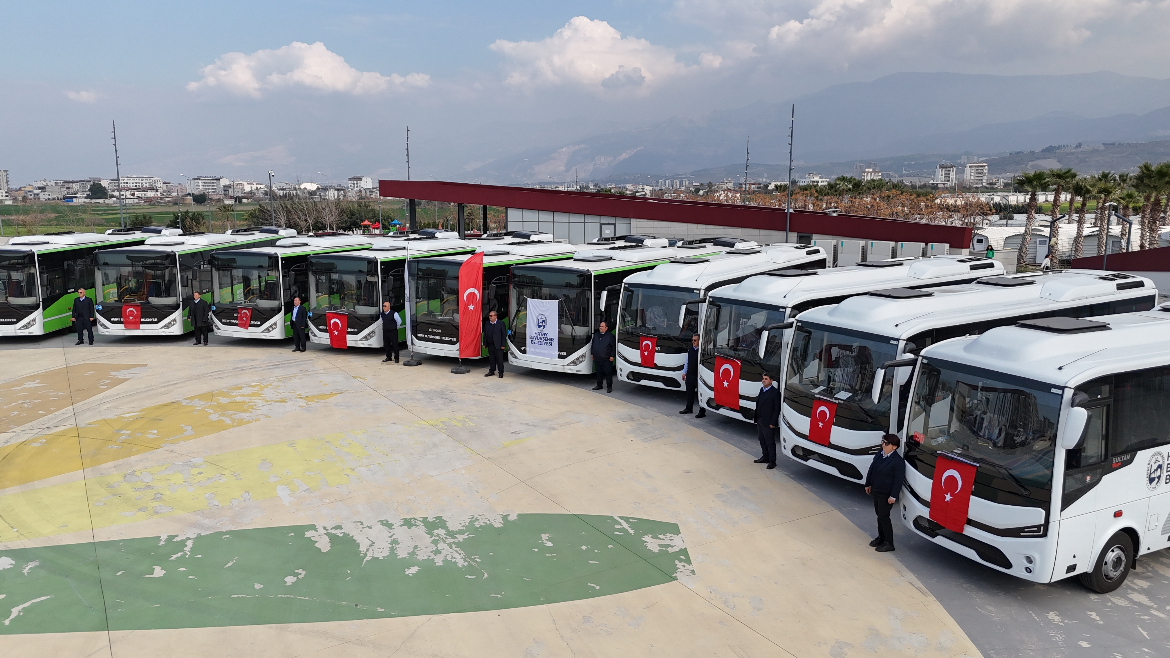 Hatay Büyükşehir Belediyesi, 30 yeni otobüs ve 5 yeni güzergâhla toplu ulaşımı modernleştiriyor! Engelli erişimi, kamera ve takip sistemleriyle konforlu seyahat artık çok daha kolay. 