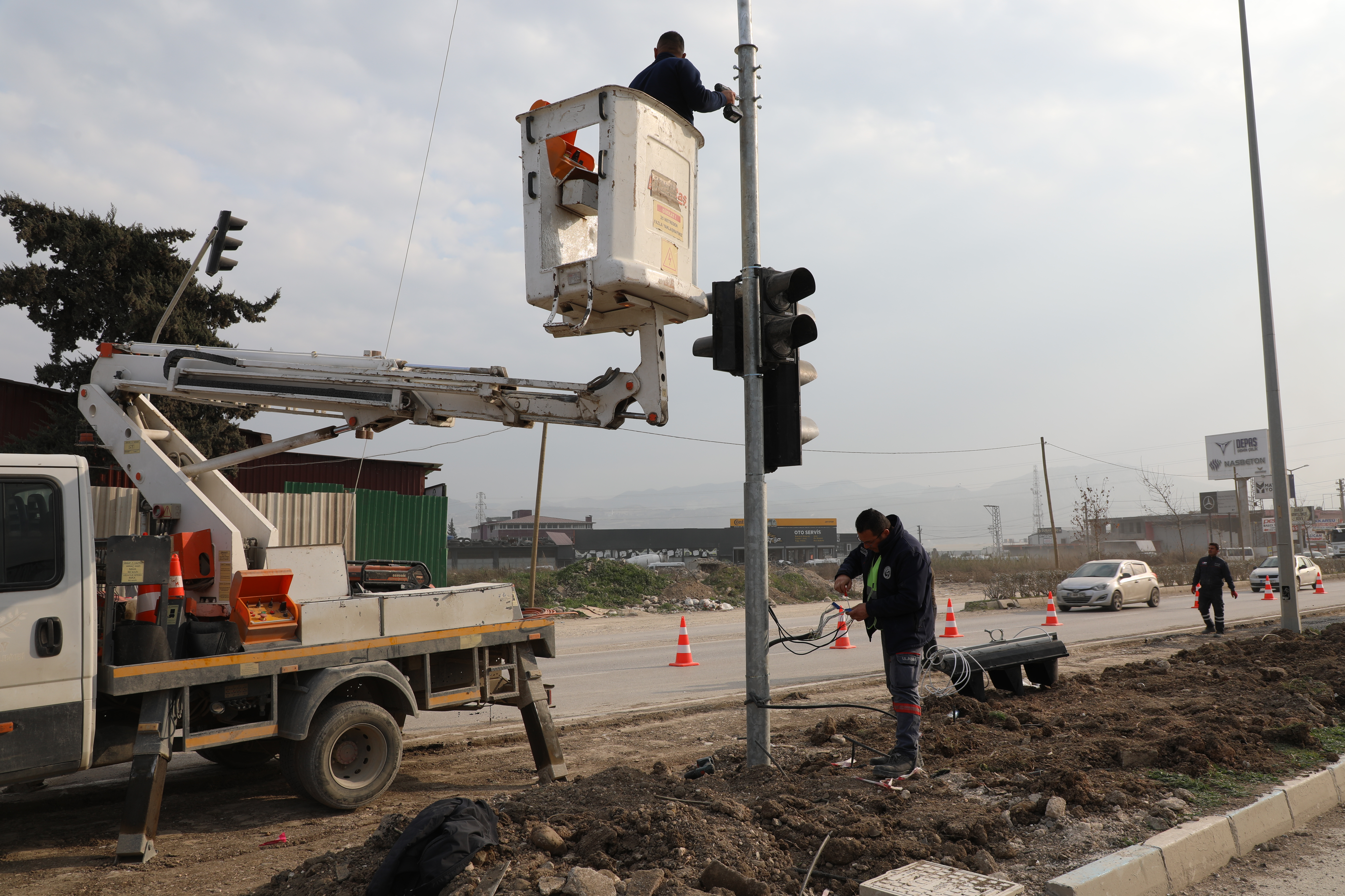 Hatay Büyükşehir Belediyesi, Antakya Honda Kavşağı'ndaki trafik yoğunluğunu azaltmak için yeni sinyalize kavşak çalışmasını tamamladı. Ağır tonajlı araçlar için zorunlu güzergâh belirlendi!