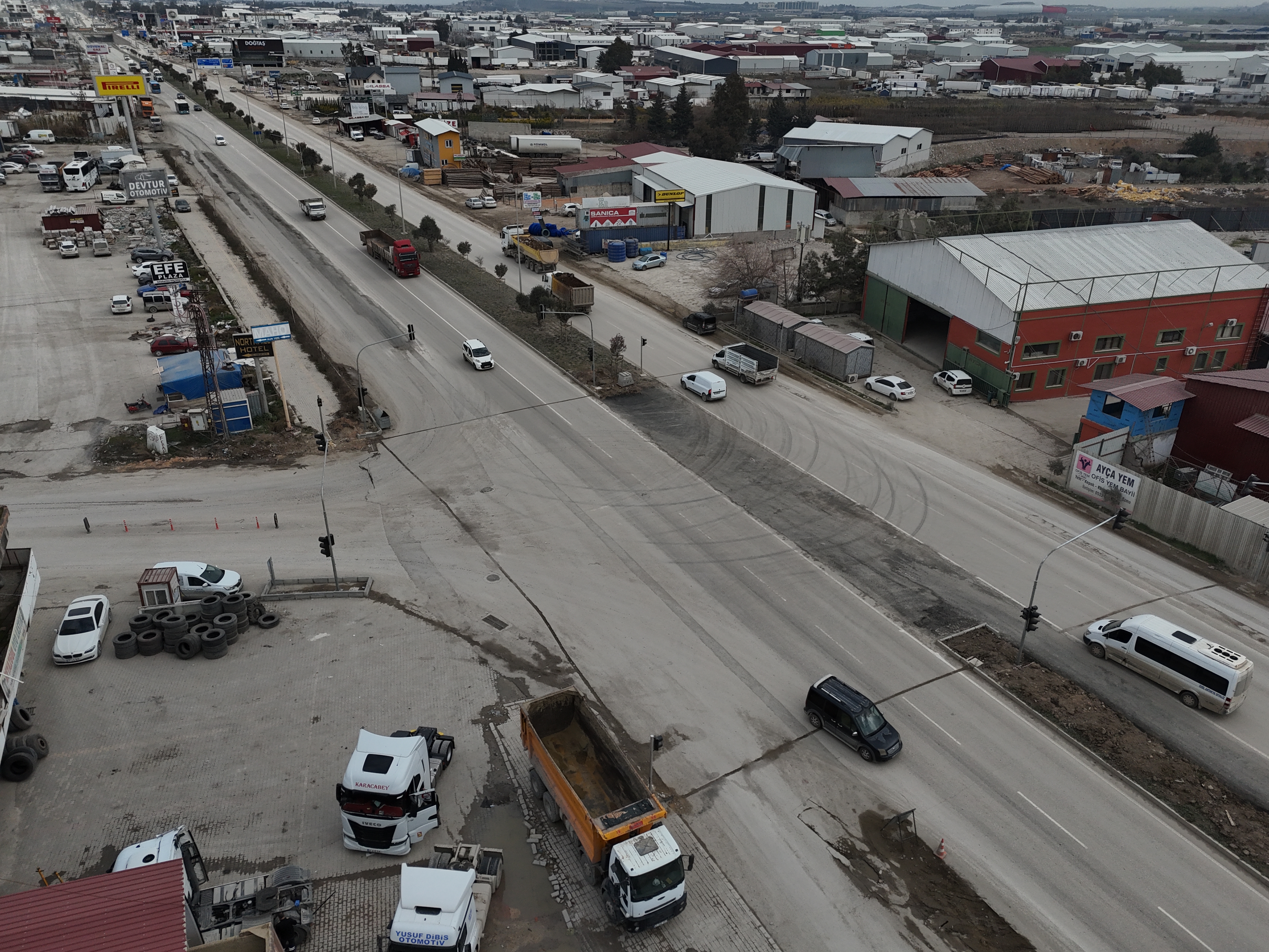 Hatay Büyükşehir Belediyesi, Antakya Honda Kavşağı'ndaki trafik yoğunluğunu azaltmak için yeni sinyalize kavşak çalışmasını tamamladı. Ağır tonajlı araçlar için zorunlu güzergâh belirlendi!