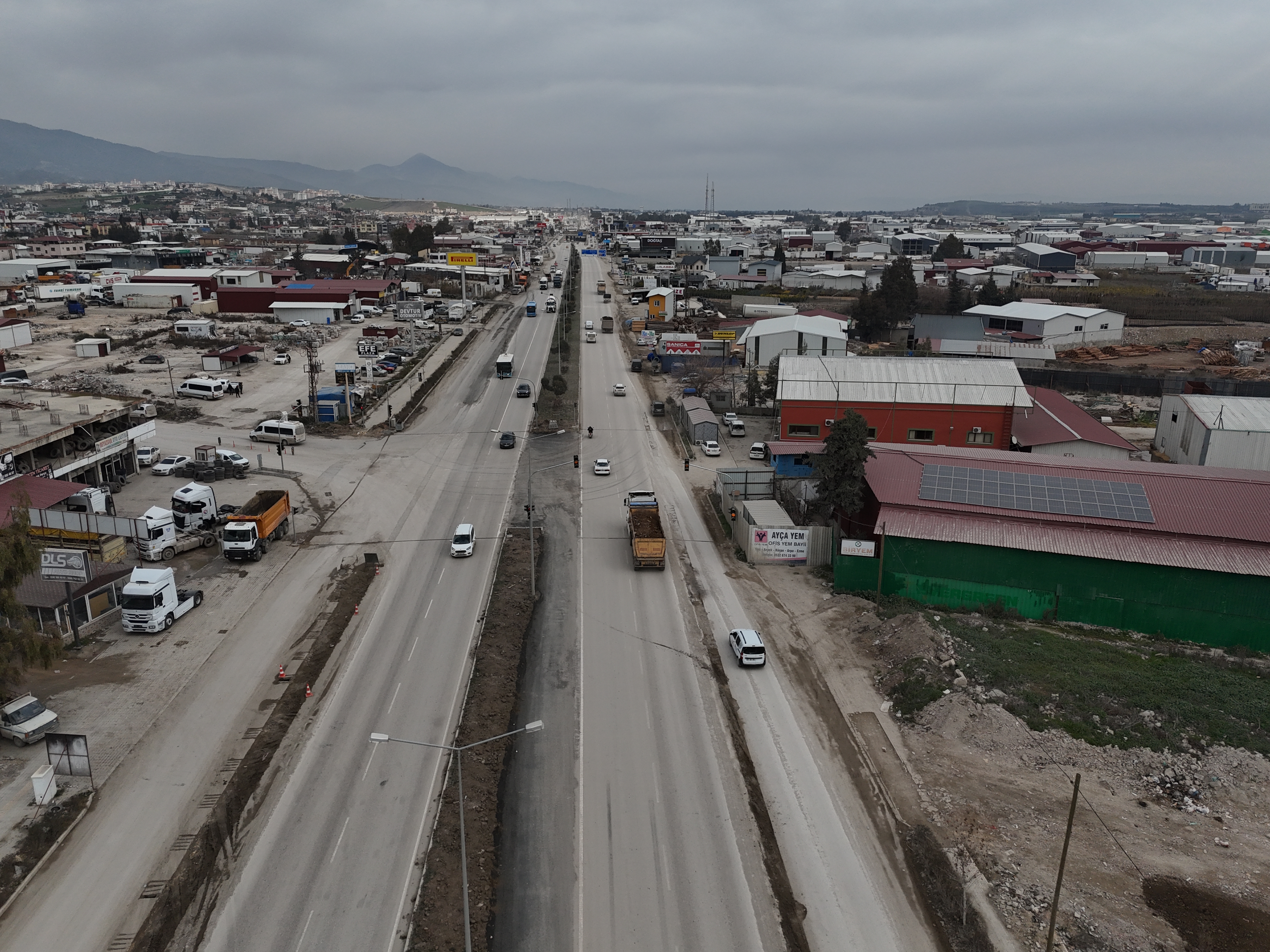 Hatay Büyükşehir Belediyesi, Antakya Honda Kavşağı'ndaki trafik yoğunluğunu azaltmak için yeni sinyalize kavşak çalışmasını tamamladı. Ağır tonajlı araçlar için zorunlu güzergâh belirlendi!