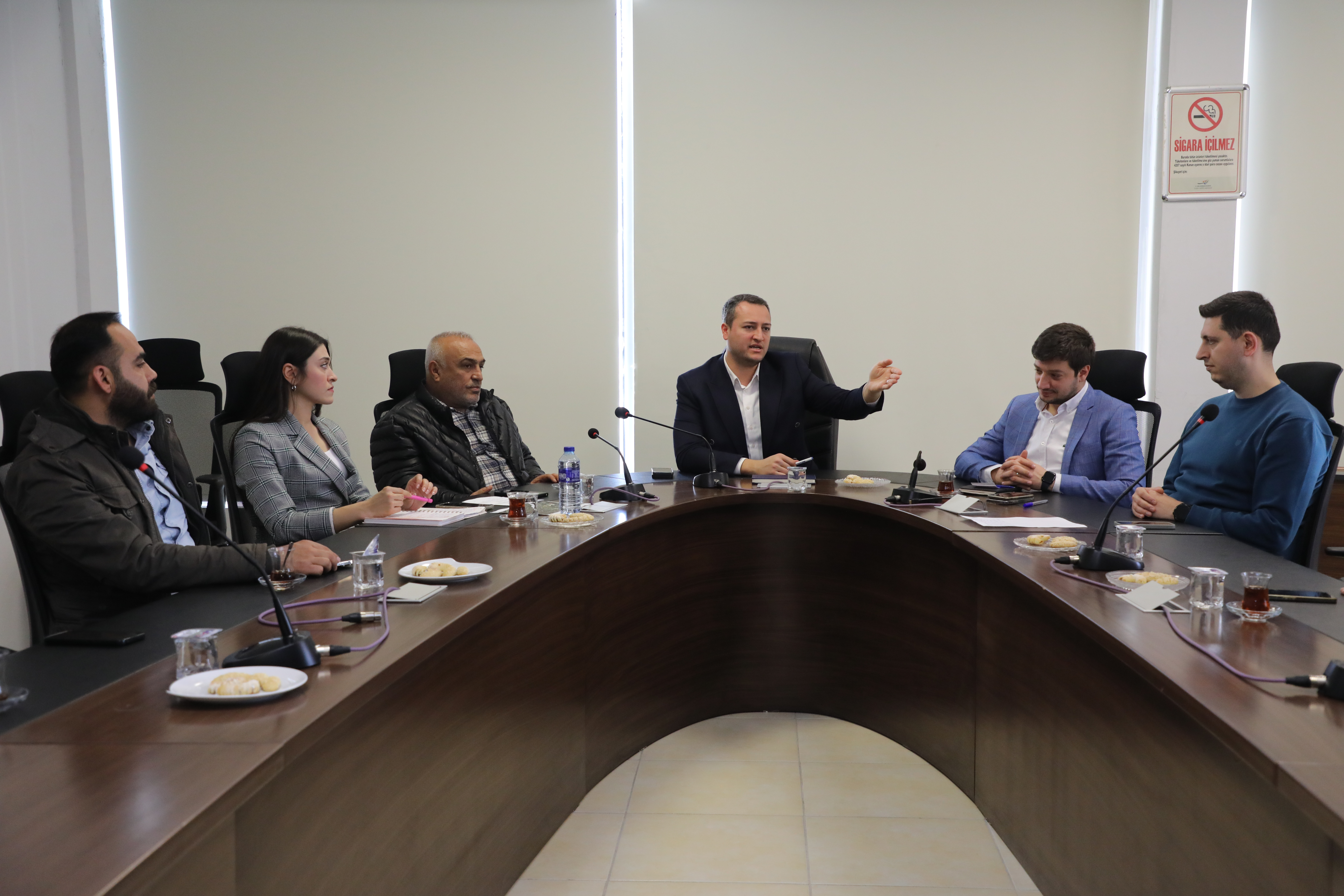Hatay Büyükşehir Belediyesi, kırsal mahallelerde ulaşımda yaşanan zorlukları ortadan kaldırıyor. Yeni hatlarla 21 mahalleye günde 3 seferle ulaşım kolaylaşacak.