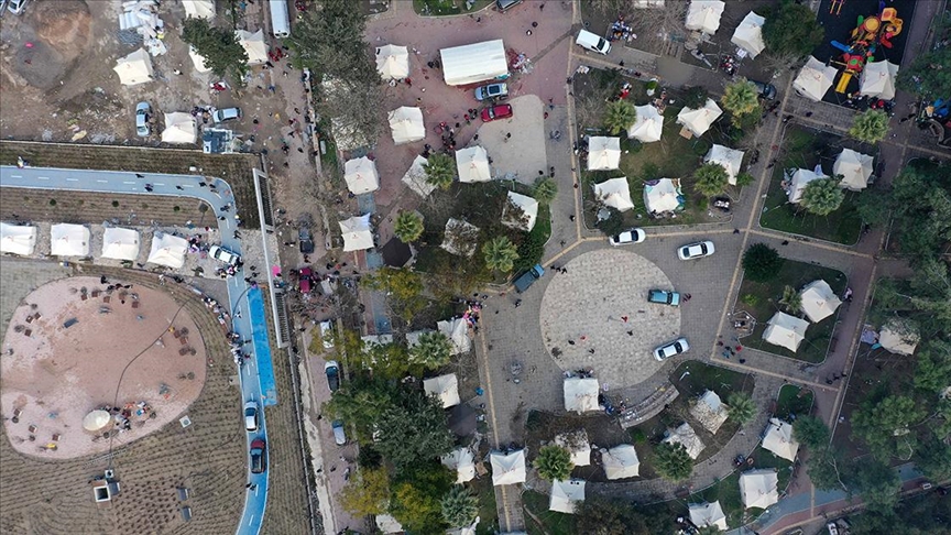 Hatay'daki depremzedeler, iki yıl sonra bile çadırda yaşamaya devam ediyor. Elektriksiz, susuz ve barınma sıkıntısı çeken aileler, yetkililerden yardım bekliyor.