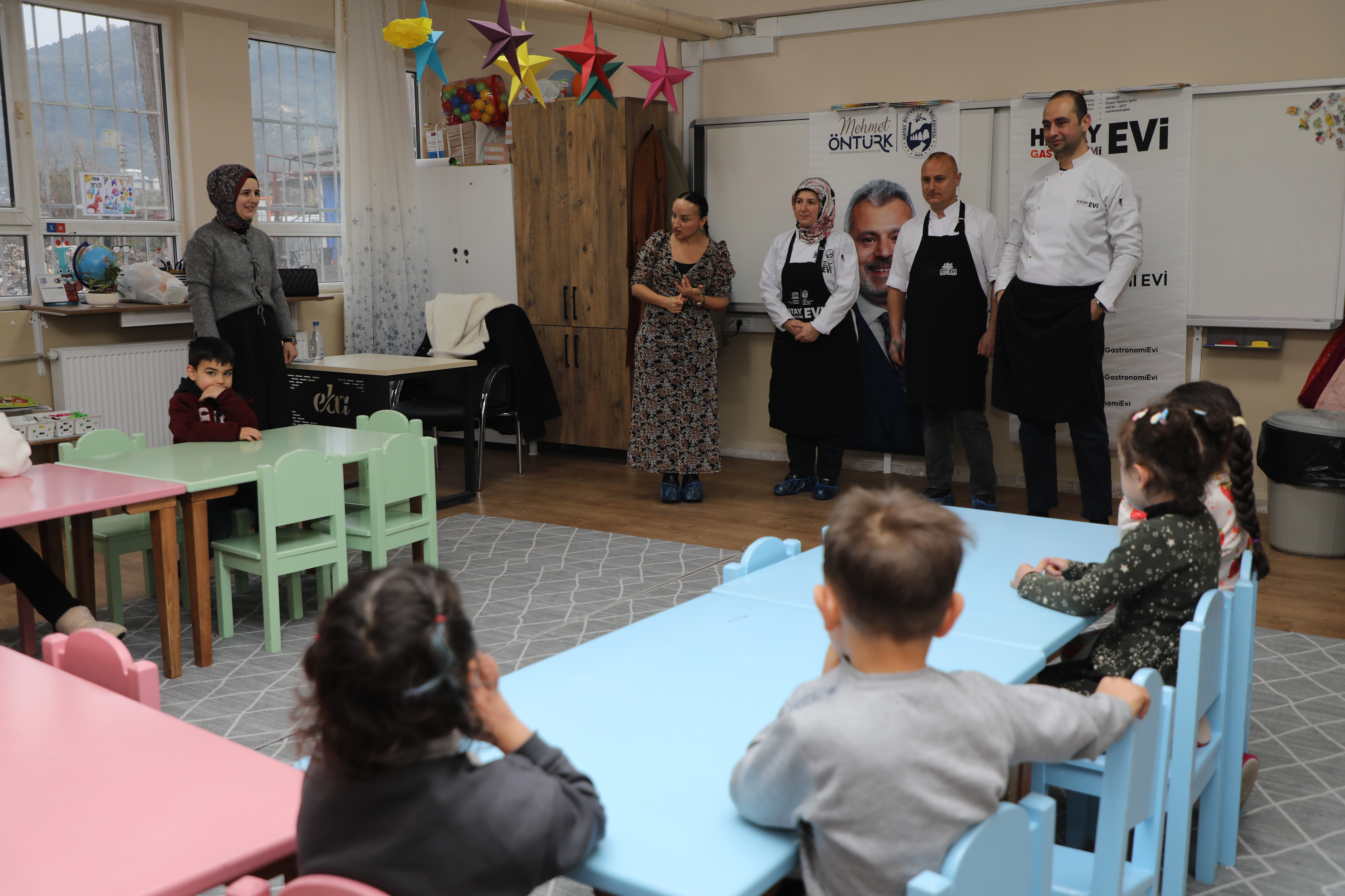 Hatay Gastronomievi, minik öğrencilere aşçılığı tanıtarak, Hatay Mutfağı'nın eşsiz lezzetlerini keşfettirdi. Kaytaz Böreği ve Dut Şurubu ile tatlı bir sürpriz yaptı!