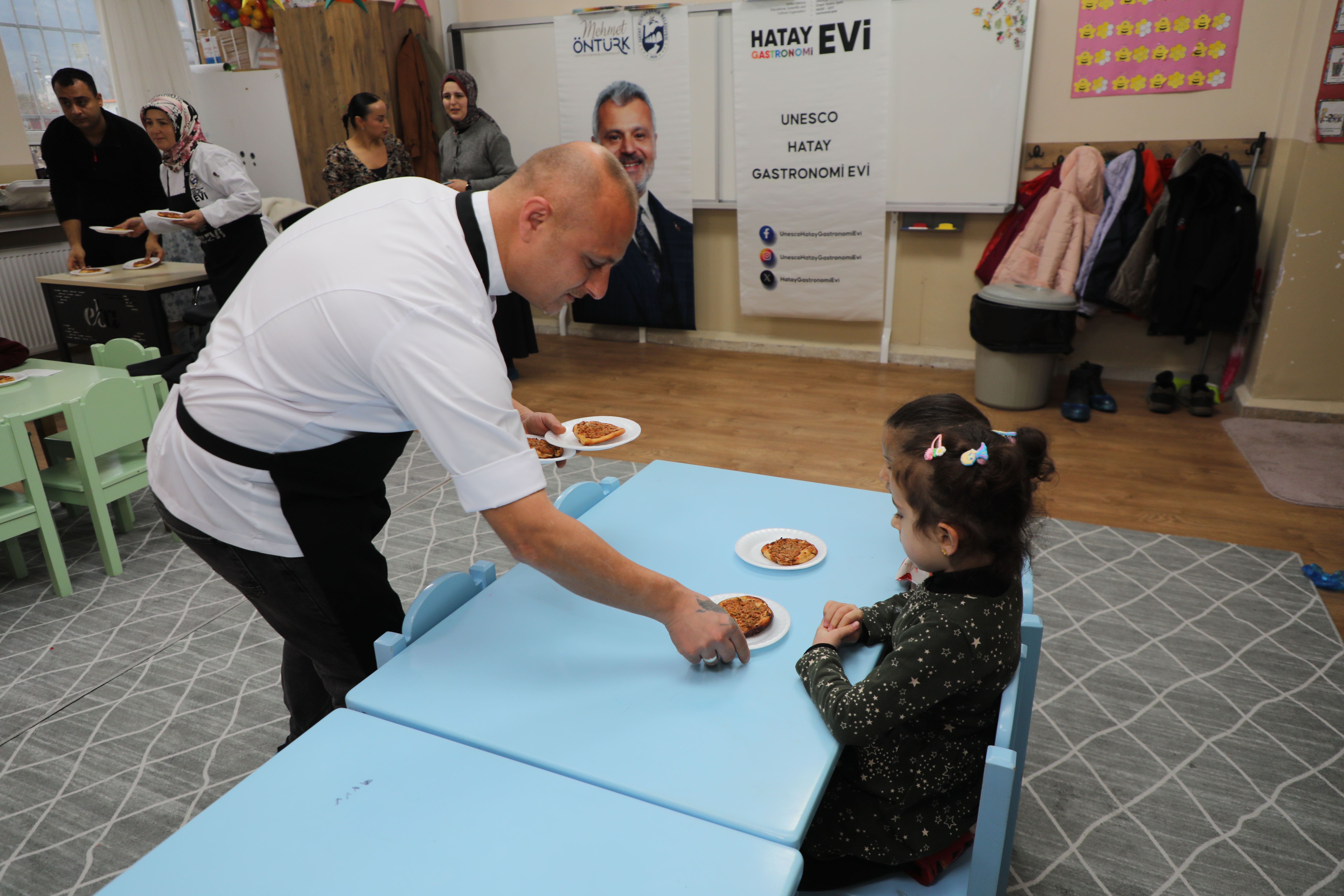 Hatay Gastronomievi, minik öğrencilere aşçılığı tanıtarak, Hatay Mutfağı'nın eşsiz lezzetlerini keşfettirdi. Kaytaz Böreği ve Dut Şurubu ile tatlı bir sürpriz yaptı!