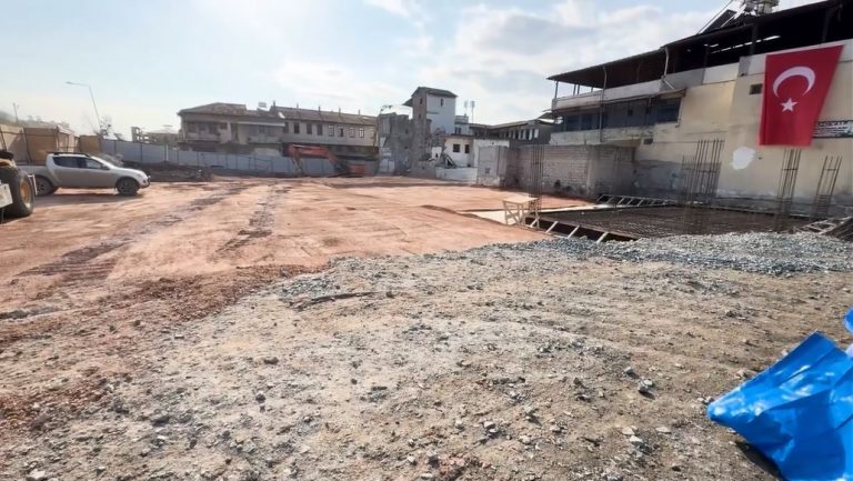Hatay Valisi Masatlı, Kurtuluş Caddesi Tarihi Kent Merkezi Projesi'ni yerinde inceledi. Proje kapsamında, caddenin tarihi dokusu korunarak modern bir görünüme kavuşturuluyor