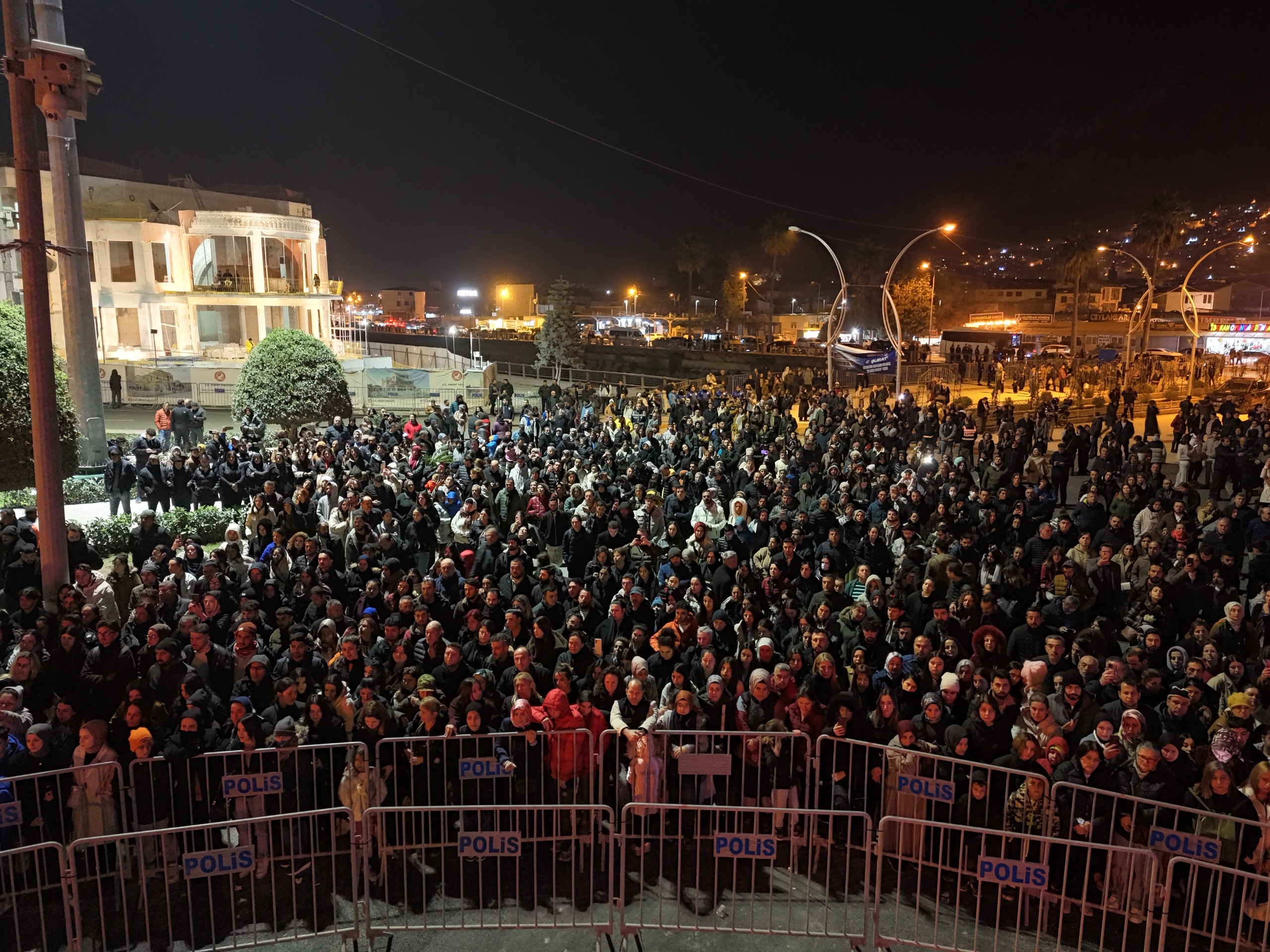 6 Şubat depremlerinin yıl dönümünde Hatay Medeniyetler Korosu ve Çocuk Korosu, duygu dolu bir konser verdi. Geceye Mustafa Özarslan da türküleriyle eşlik etti.