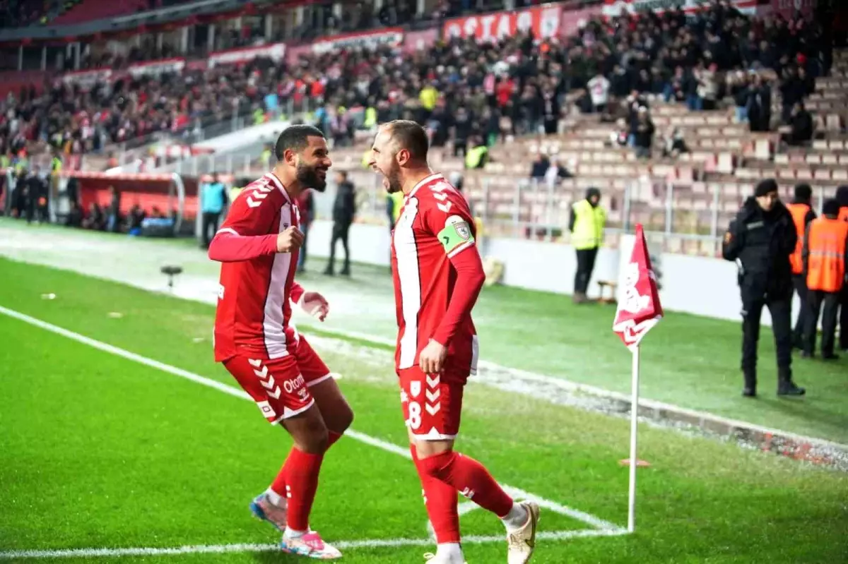 Trendyol Süper Lig’in 23. haftasında Reeder Samsunspor, Atakaş Hatayspor’u 2-0 mağlup etti. Ev sahibi ekip, henüz 7. dakikada skoru belirledi! İşte maçın detayları...