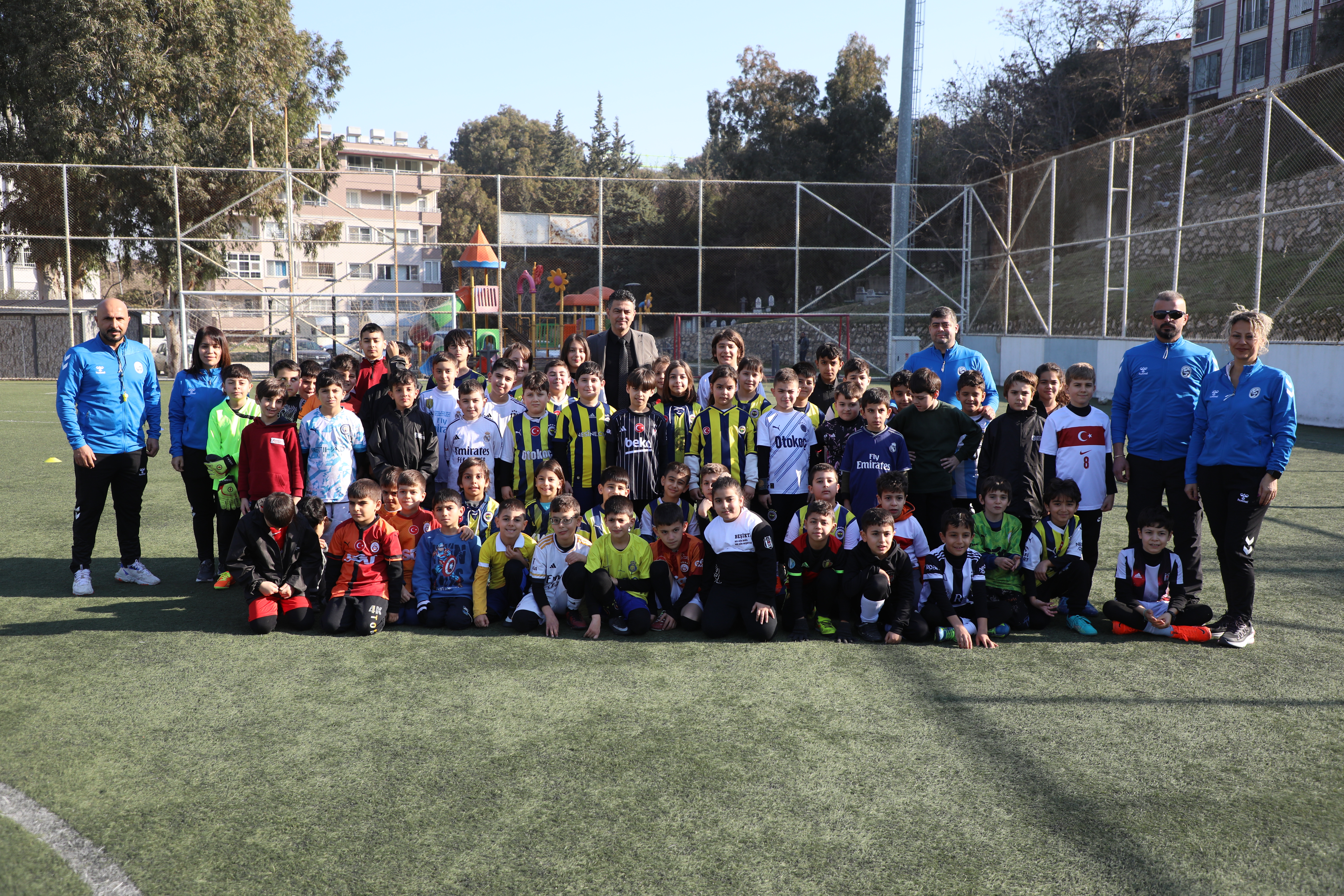 Hatay Büyükşehir Belediyesi, çocukların zihinsel ve fizyolojik gelişimlerini desteklemek için ücretsiz spor kursları düzenliyor. Ocak ayında 1889 öğrenci bu fırsattan yararlandı!