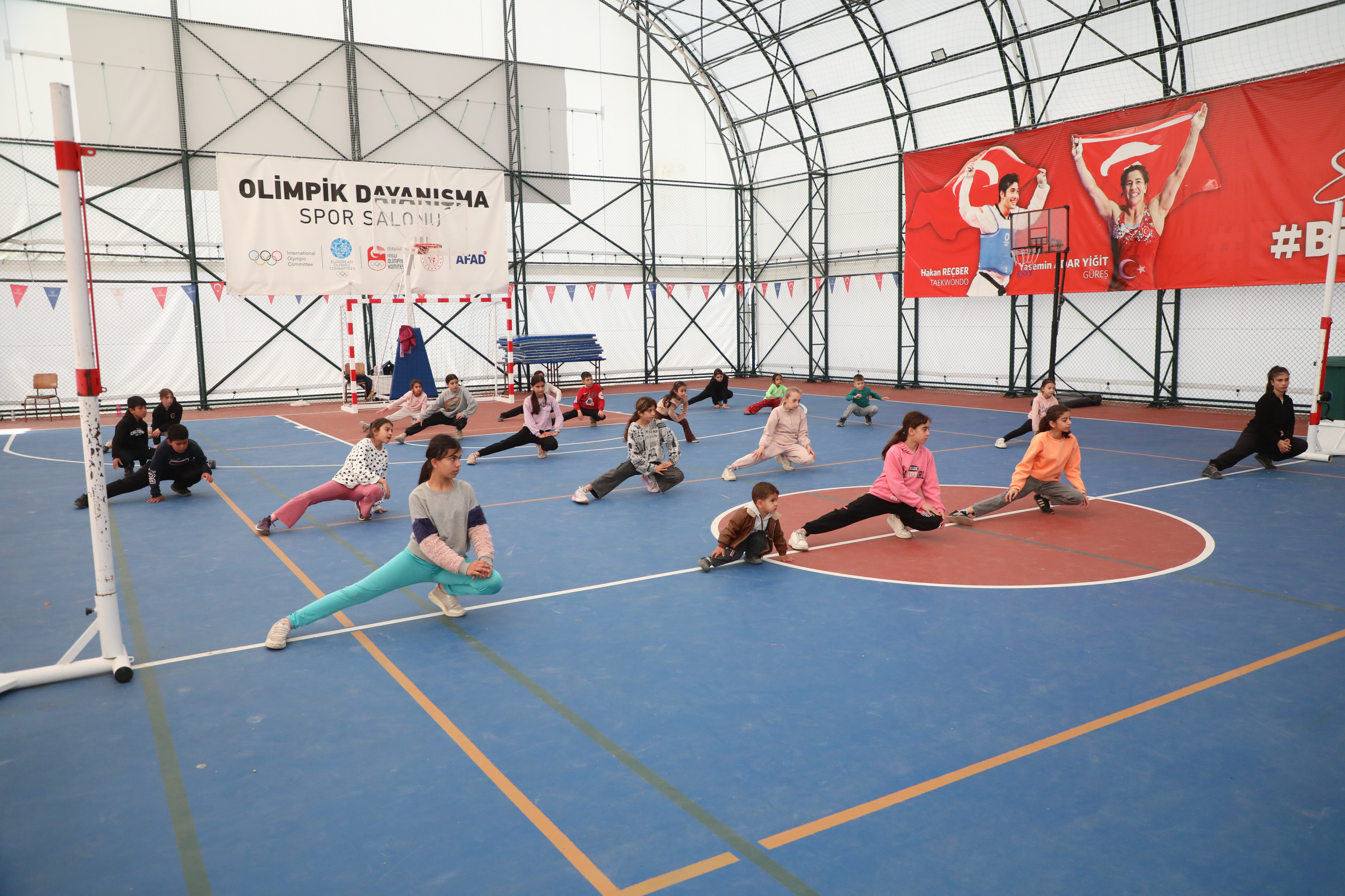 Hatay Büyükşehir Belediyesi, çocukların zihinsel ve fizyolojik gelişimlerini desteklemek için ücretsiz spor kursları düzenliyor. Ocak ayında 1889 öğrenci bu fırsattan yararlandı!