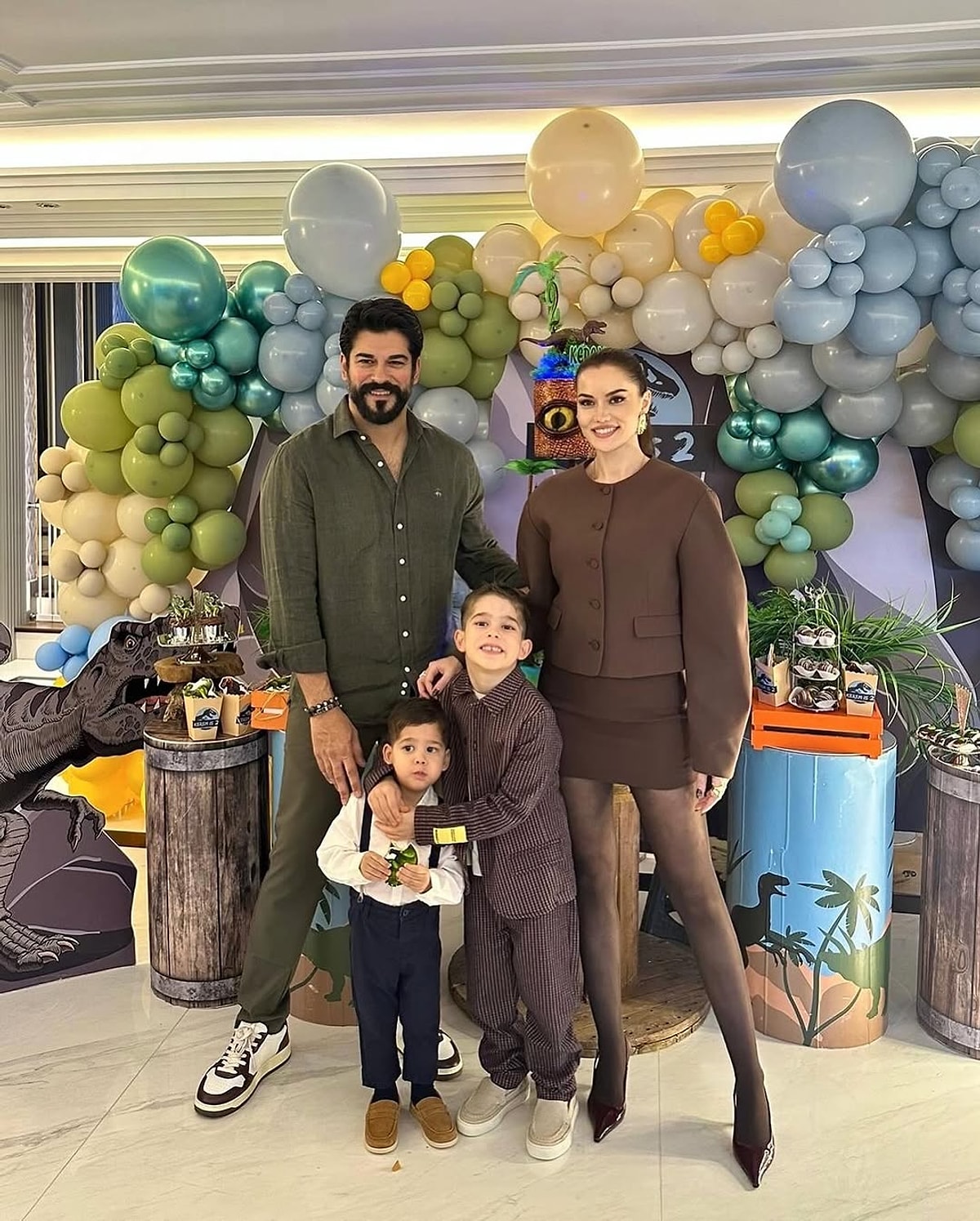 Burak Özçivit ve Fahriye Evcen’in Kerem’in doğum günü kutlaması, dinozor figürlü dev pasta ve dikkat çeken detaylarıyla sosyal medyada büyük yankı uyandırdı!