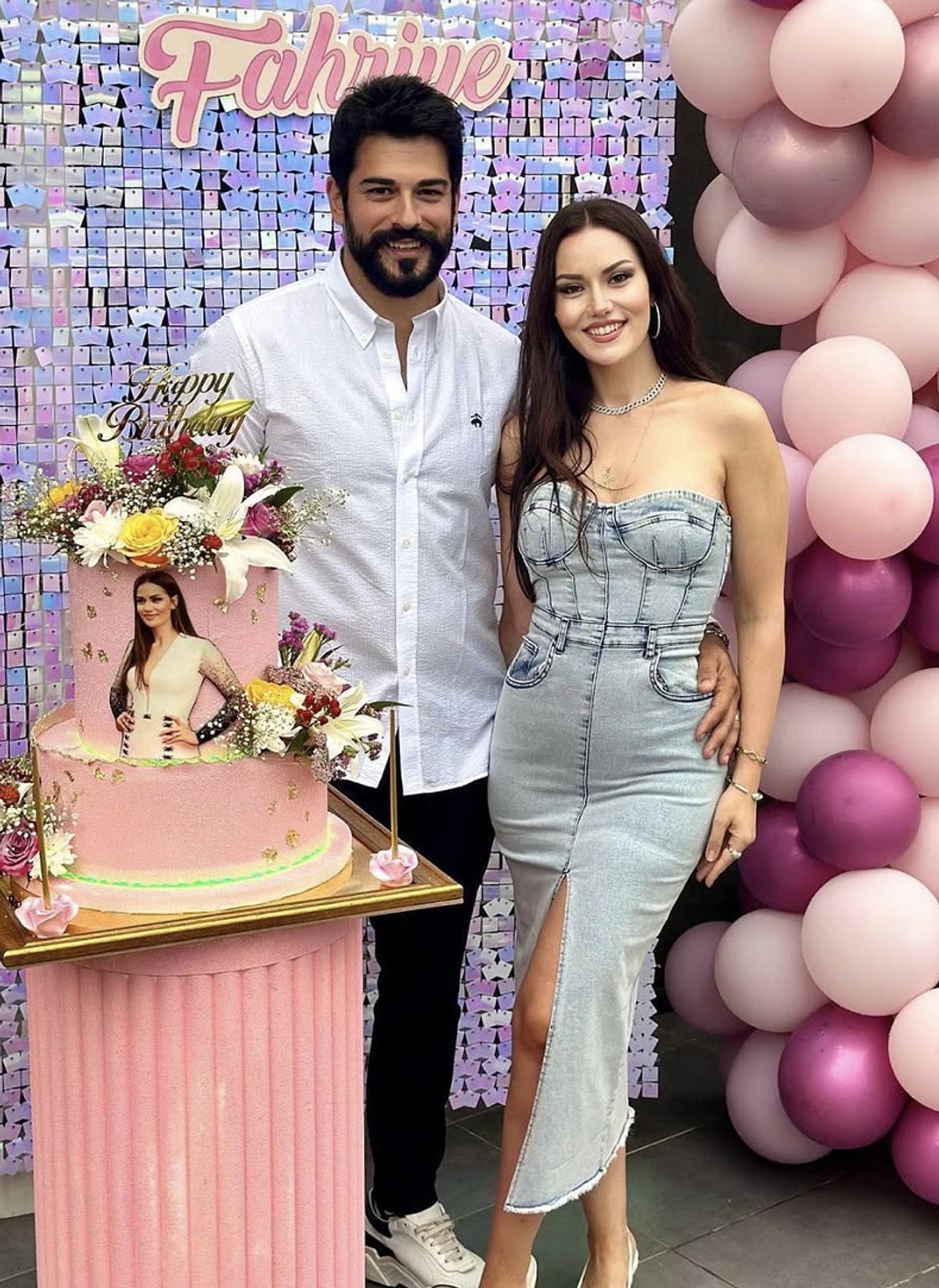 Burak Özçivit ve Fahriye Evcen’in Kerem’in doğum günü kutlaması, dinozor figürlü dev pasta ve dikkat çeken detaylarıyla sosyal medyada büyük yankı uyandırdı!