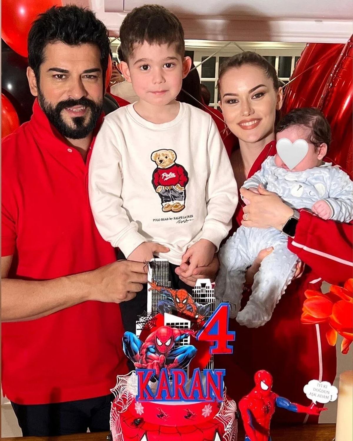 Burak Özçivit ve Fahriye Evcen’in Kerem’in doğum günü kutlaması, dinozor figürlü dev pasta ve dikkat çeken detaylarıyla sosyal medyada büyük yankı uyandırdı!