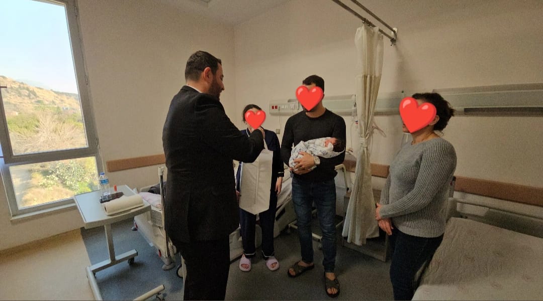 Samandağ Belediyesi, "Hoş Geldin Bebek" projesiyle yeni doğan bebeklerin ailelerine özel setler dağıtarak, hem mutlu hem de zor zamanlarda vatandaşlarının yanlarında olmayı sürdürüyor.