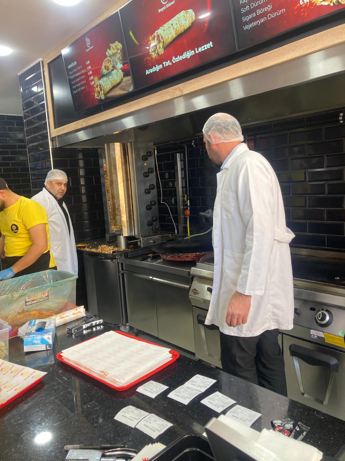 Samandağ Belediyesi Zabıta ekipleri, ilçe genelindeki fırın, market ve fastfood işletmelerine yönelik geniş çaplı denetim yaptı. Hijyen kurallarına uymayan 3 işletmeye ceza kesildi.