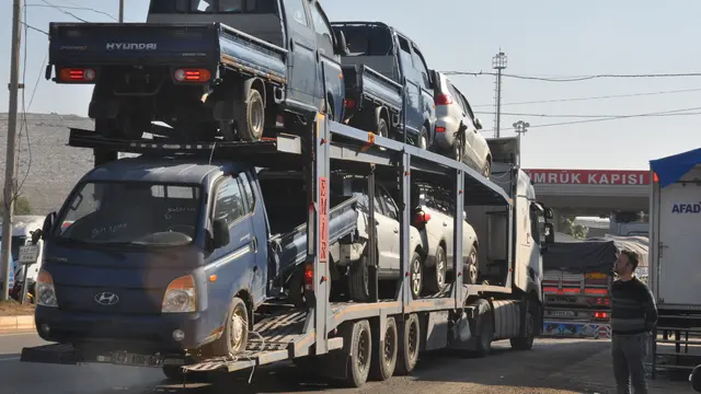 Suriye’de ticaret yeniden canlanıyor! Türkiye üzerinden yapılan sıfır ve ikinci el araç sevkiyatları rekor kırdı. Peki, bu hareketlilik ekonomiye nasıl yansıyor?