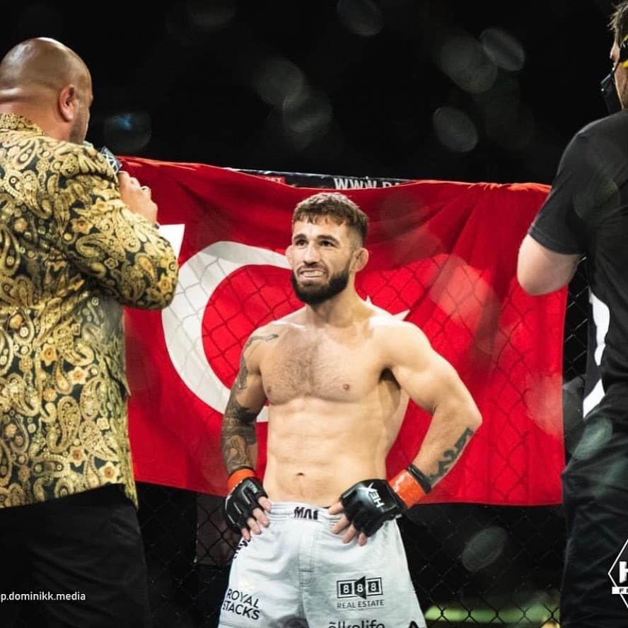 Türk asıllı MMA dövüşçüsü Kaan Öfli, agresif stili ve teknik ustalığıyla Almanya’da adından söz ettiriyor. Uluslararası arenada büyük hedefleri olan Öfli, dünya çapında bir yıldız olma yolunda! 