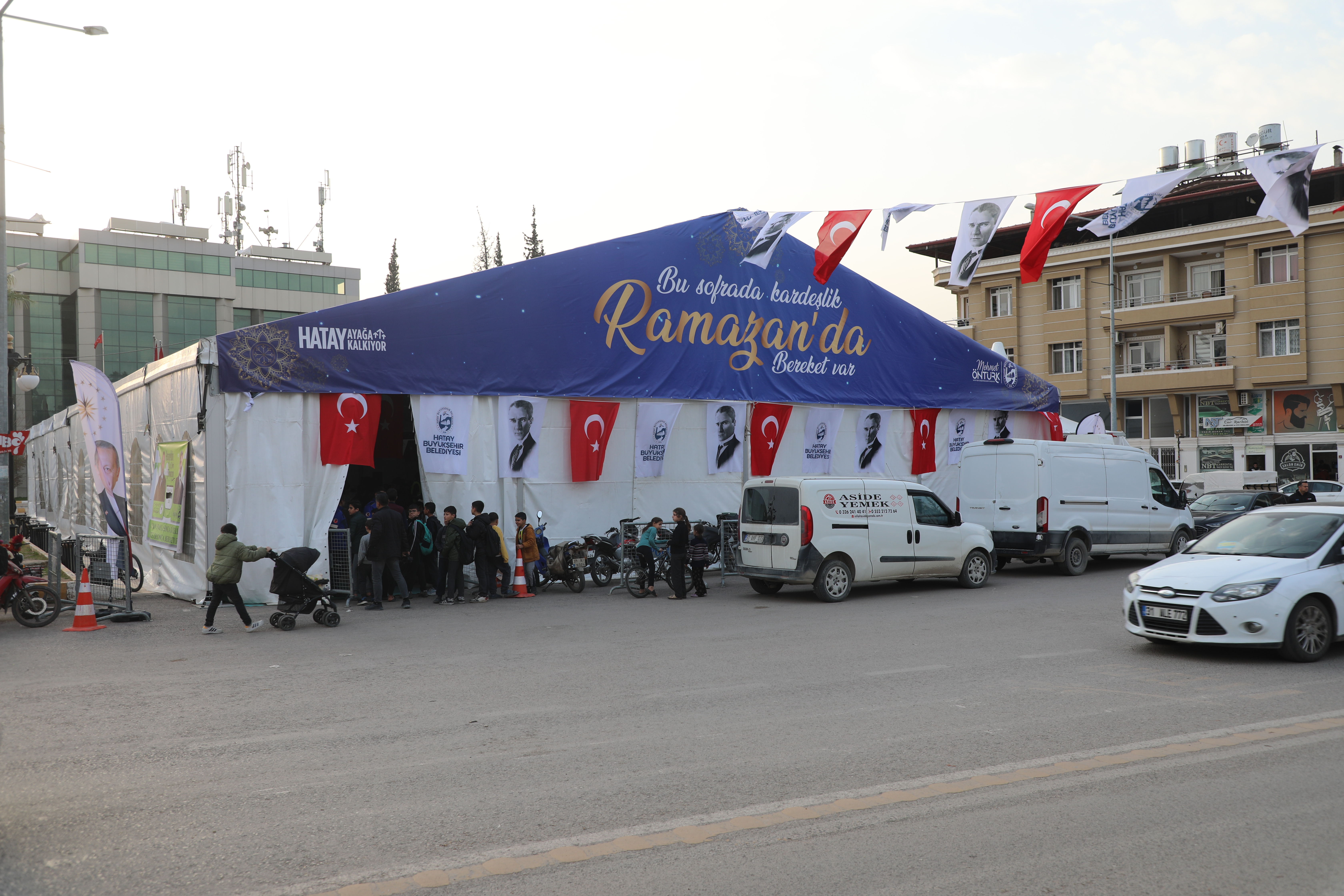 Hatay Büyükşehir Belediyesi, Reyhanlı’da kurduğu iftar sofralarında birlik, beraberlik ve huzur dolu anlar yaşattı. "Bu Sofrada Kardeşlik, Ramazan’da Bereket Var" sloganı ile dualarla oruçlar açıldı.