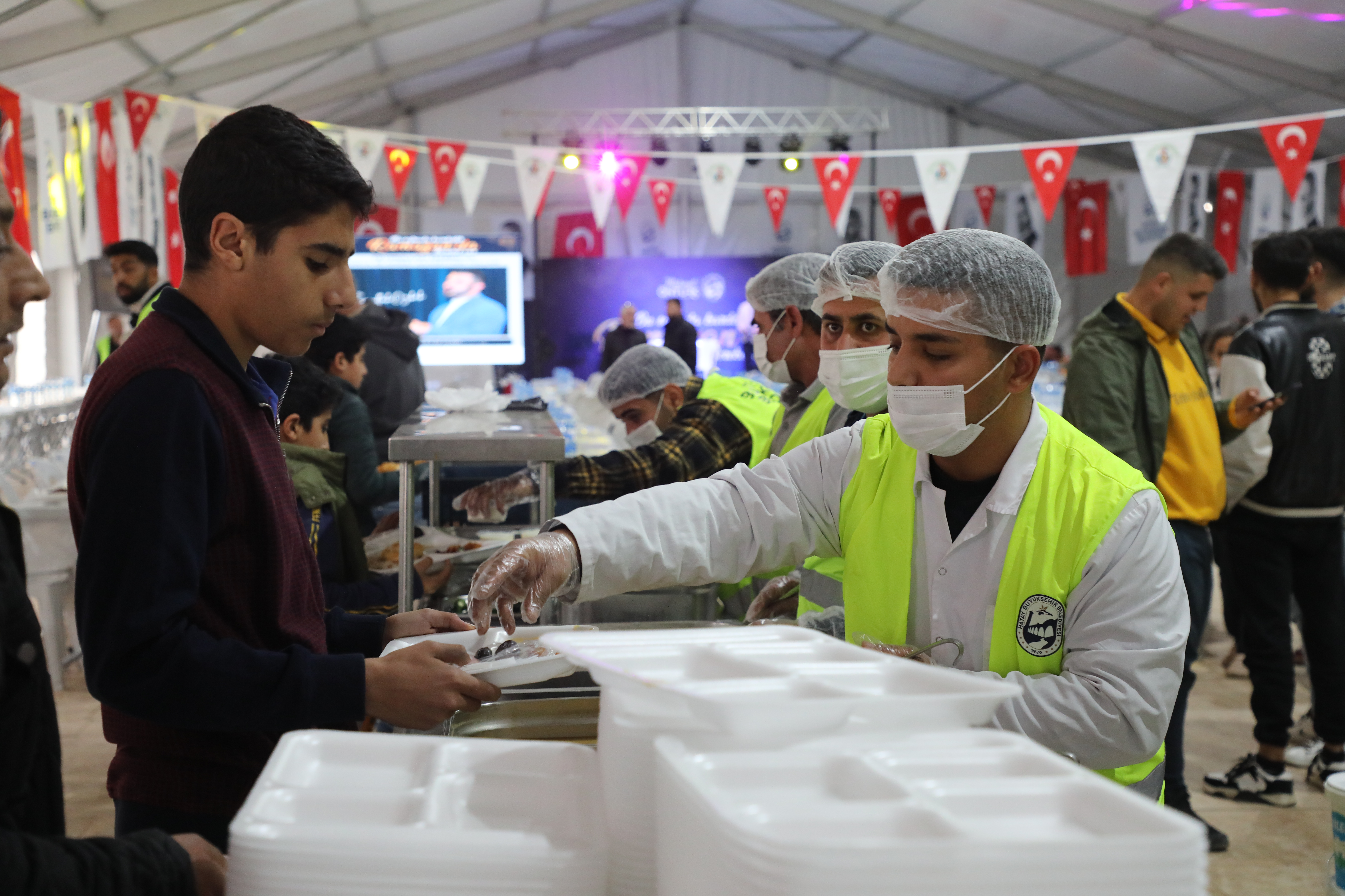 Hatay Büyükşehir Belediyesi, Reyhanlı’da kurduğu iftar sofralarında birlik, beraberlik ve huzur dolu anlar yaşattı. "Bu Sofrada Kardeşlik, Ramazan’da Bereket Var" sloganı ile dualarla oruçlar açıldı.